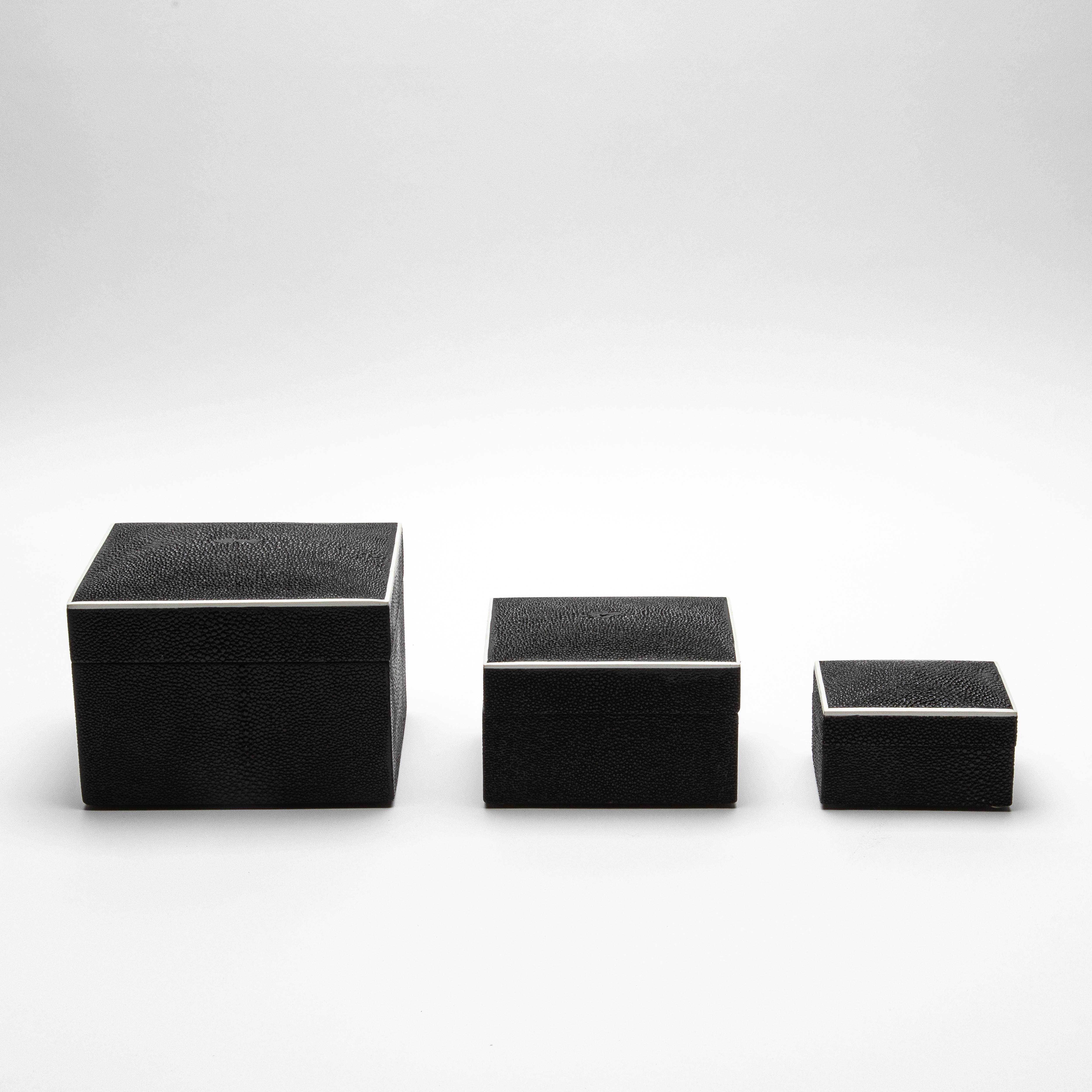 Juego de 3 cajas superiores curvadas de piel de zapa negra by R&Y Augousti Hecho a mano en venta