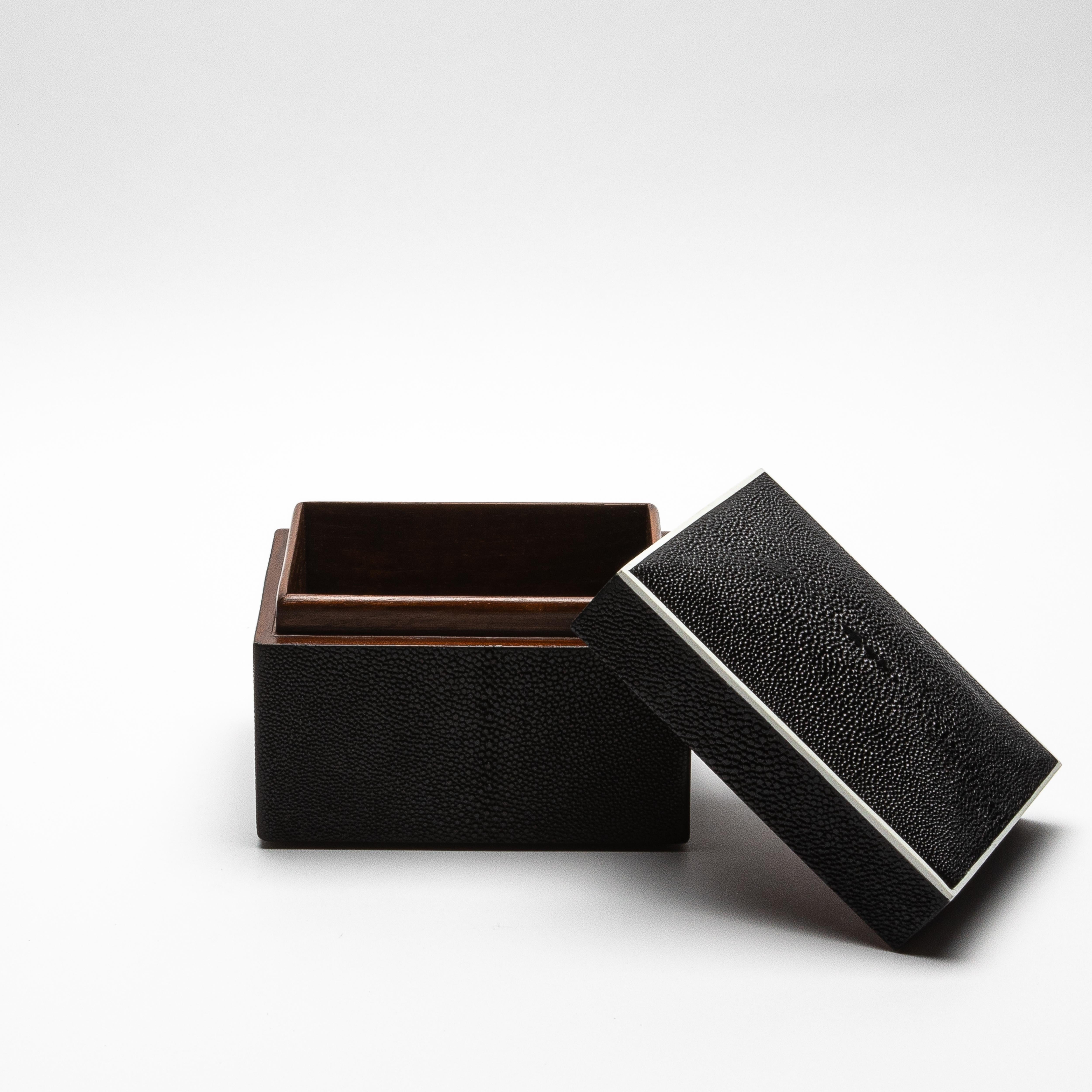 Juego de 3 cajas superiores curvadas de piel de zapa negra by R&Y Augousti Siglo XXI y contemporáneo en venta
