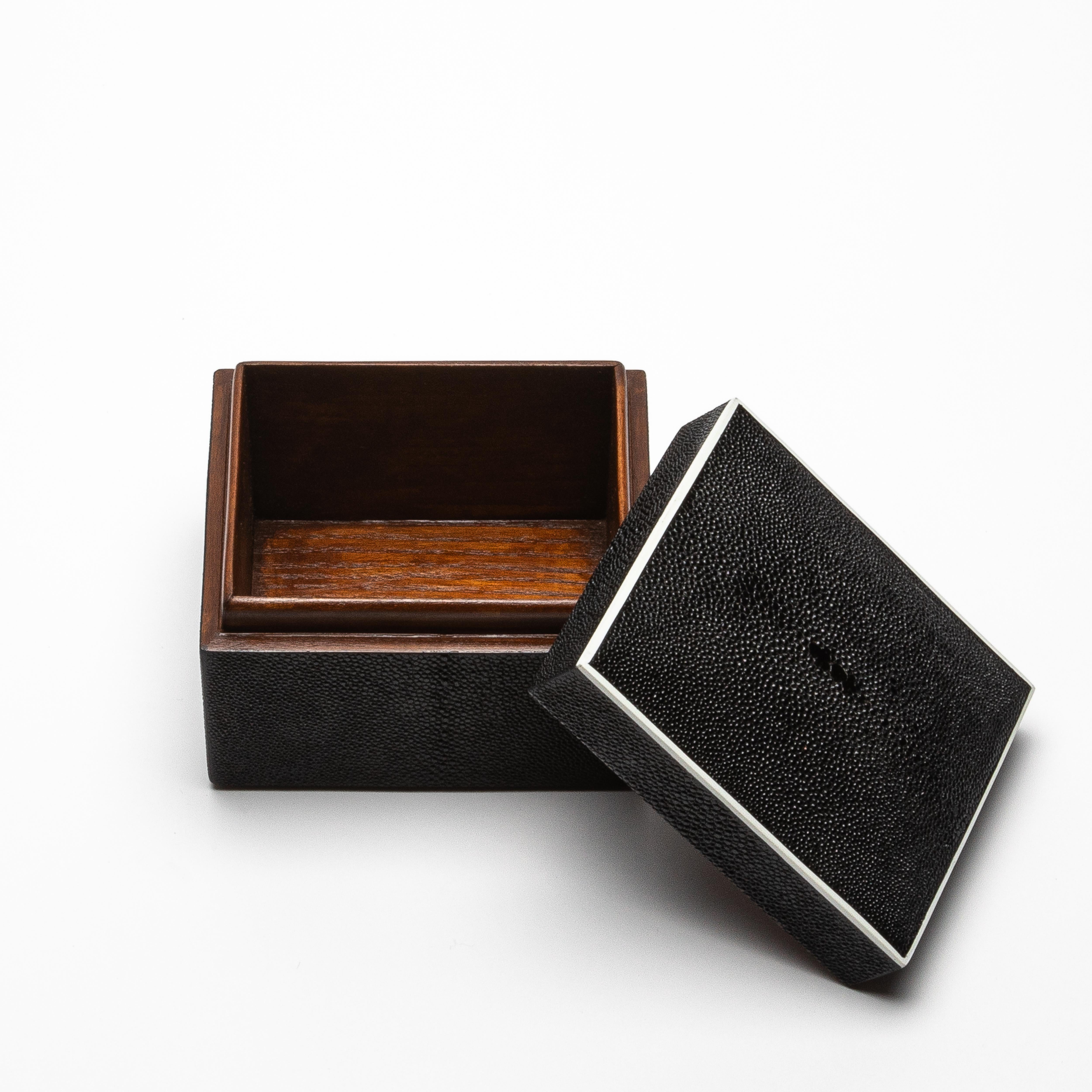 Juego de 3 cajas superiores curvadas de piel de zapa negra by R&Y Augousti Madera en venta
