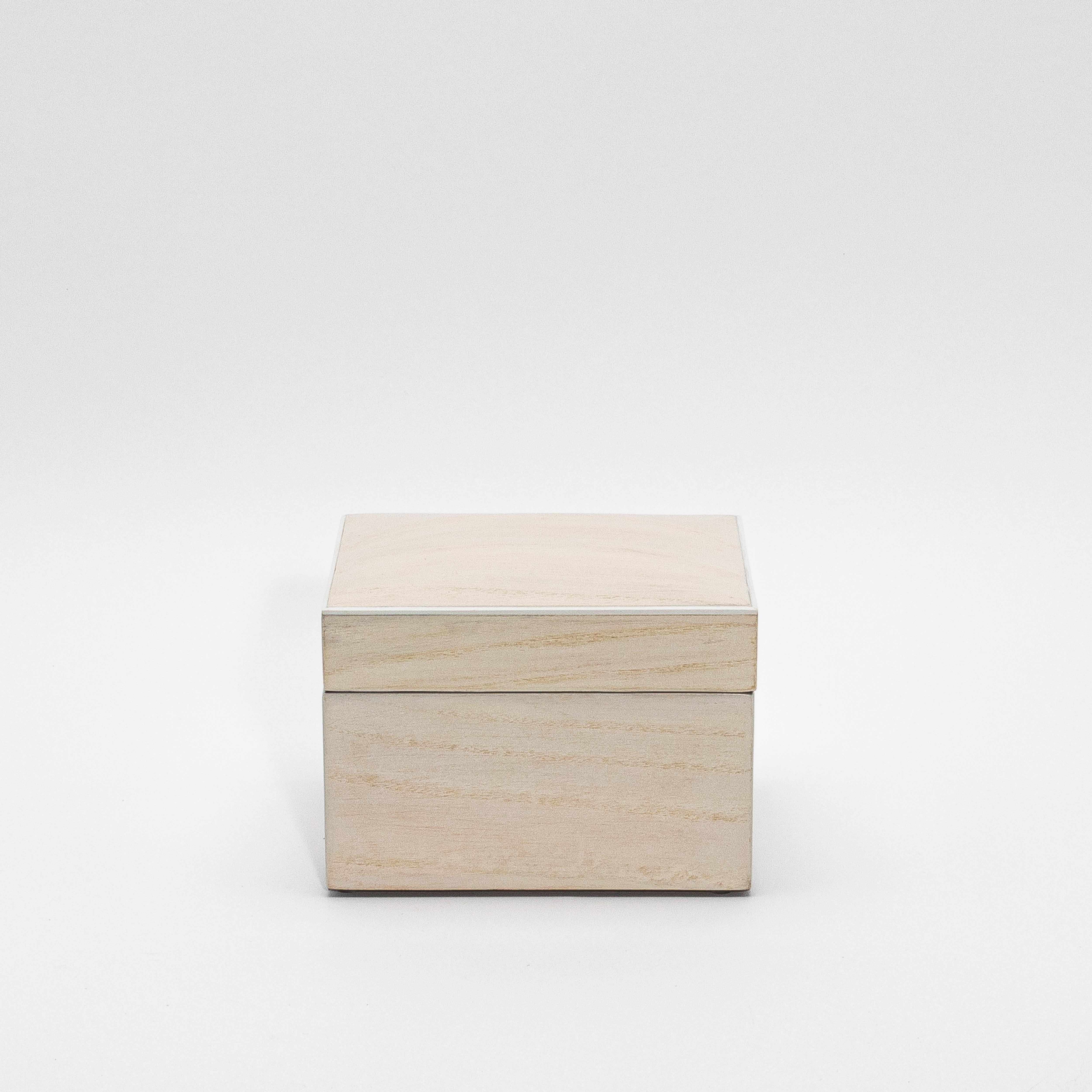 Scopri il design accattivante del set di tre bauletti curvi di R&Y Augousti, dove le linee pulite incontrano la morbida curvatura del rovere bianco meticolosamente lavorato. Ogni scatola è una miscela armoniosa di semplicità moderna e bellezza