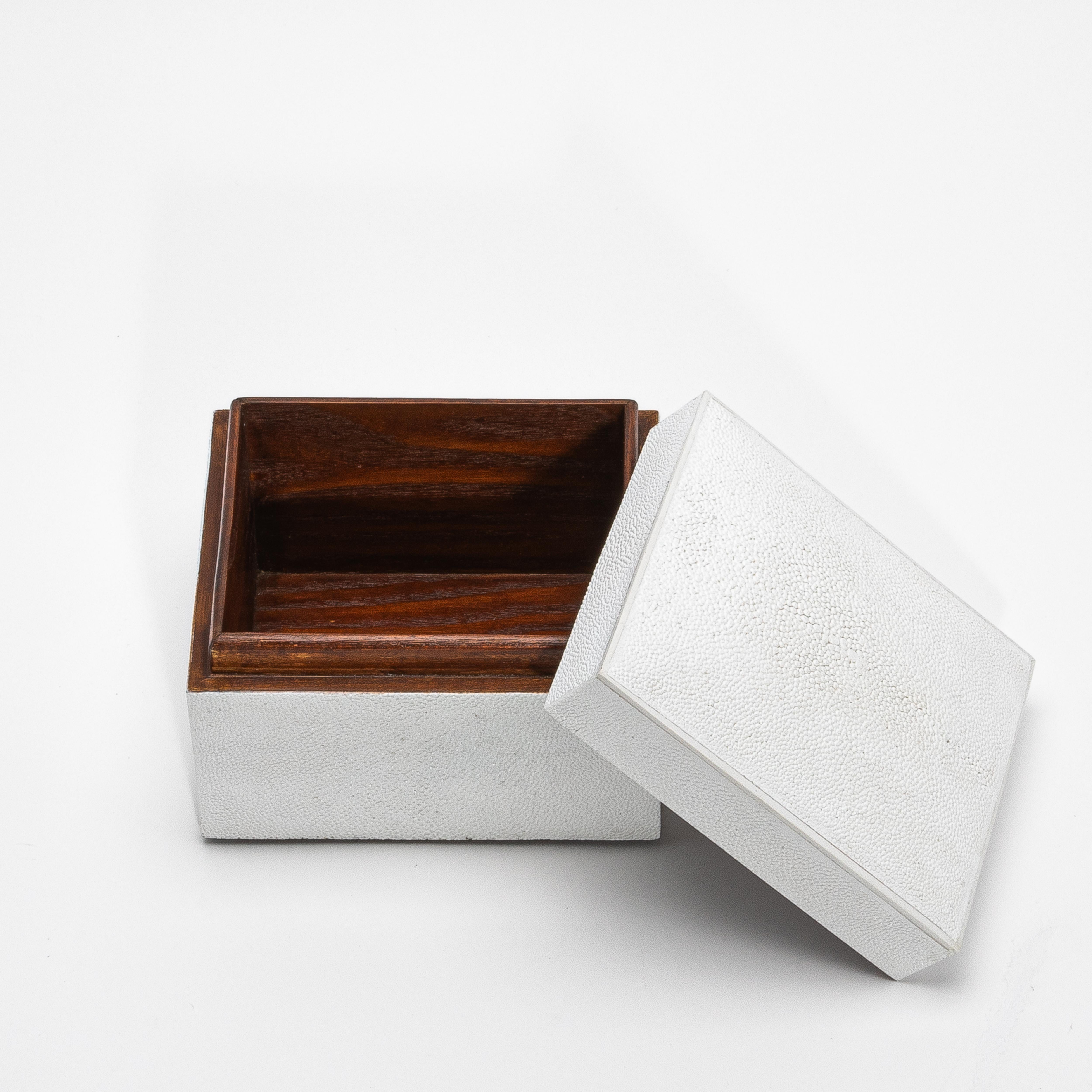 Juego de 3 cajas curvadas de piel de zapa blanca by R&Y Augousti en venta 2