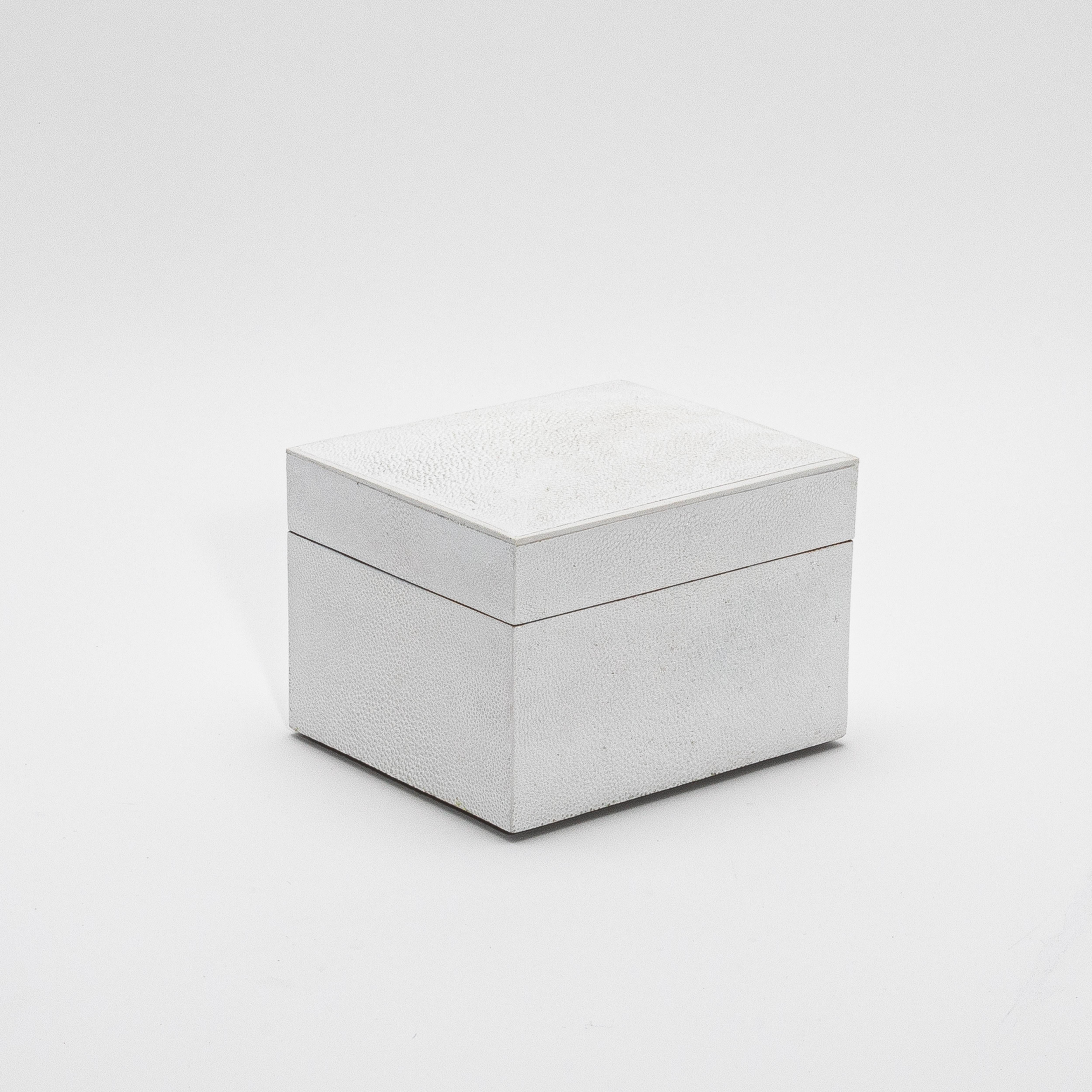 Juego de 3 cajas curvadas de piel de zapa blanca by R&Y Augousti Art Decó en venta