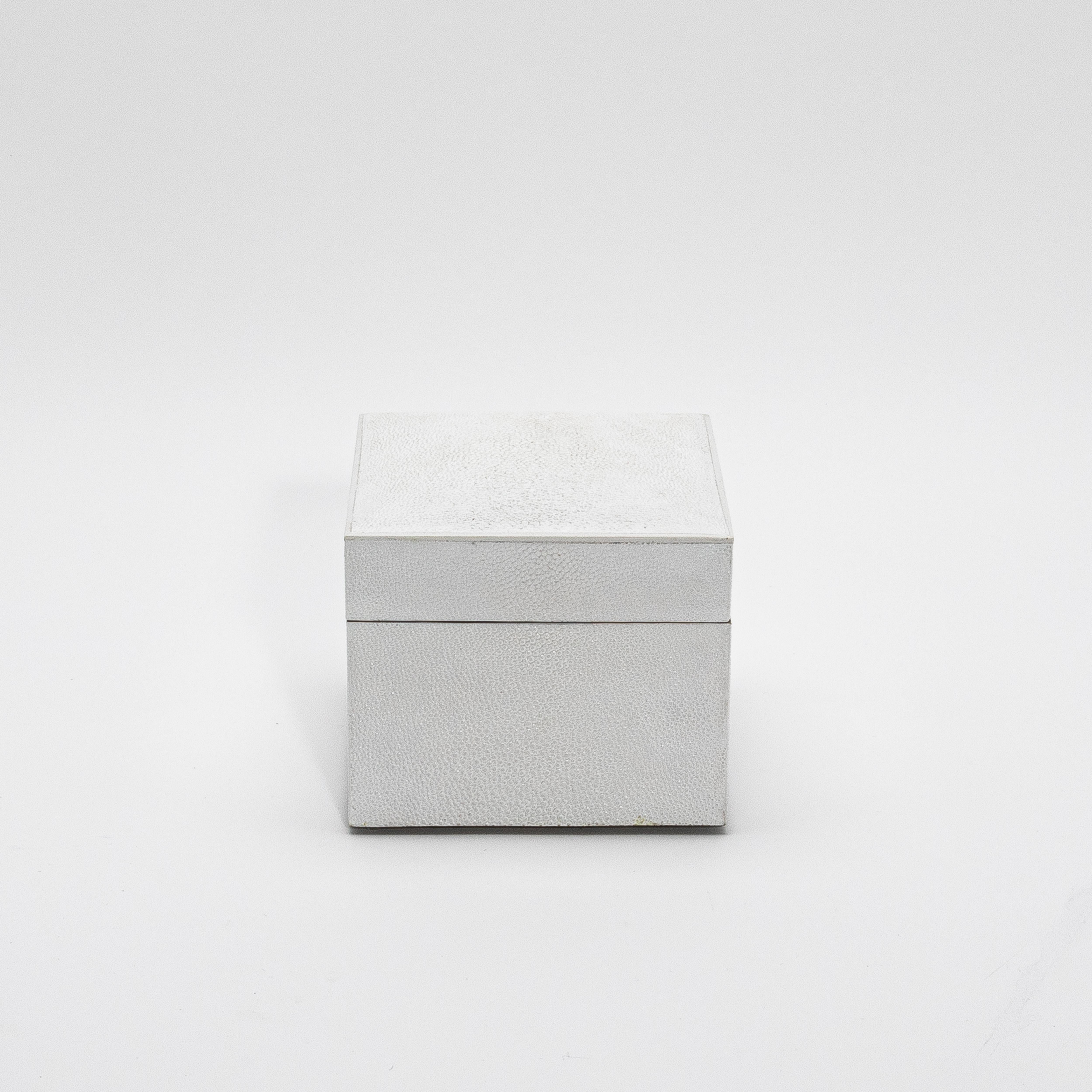 Juego de 3 cajas curvadas de piel de zapa blanca by R&Y Augousti Filipino en venta