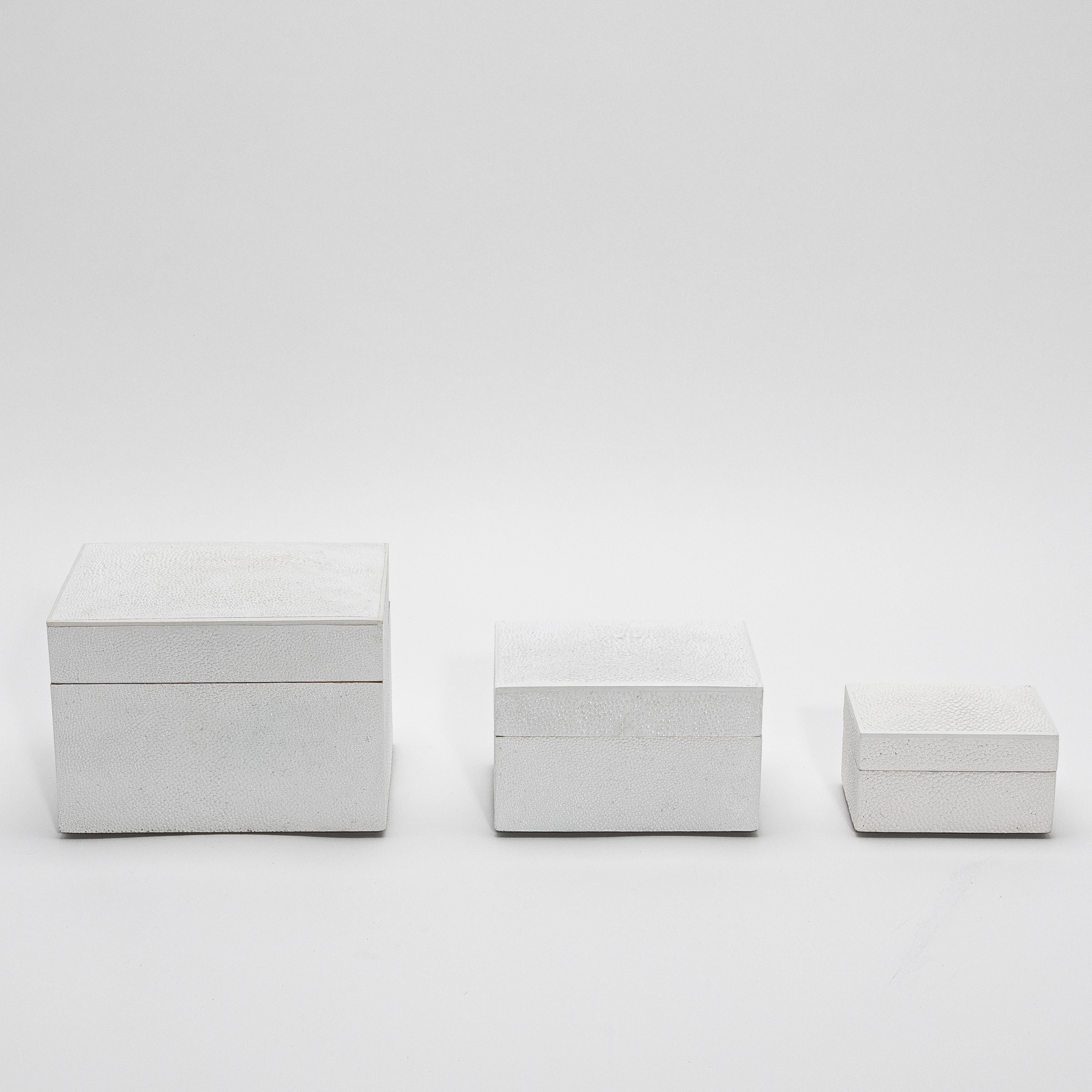 Juego de 3 cajas curvadas de piel de zapa blanca by R&Y Augousti Hecho a mano en venta