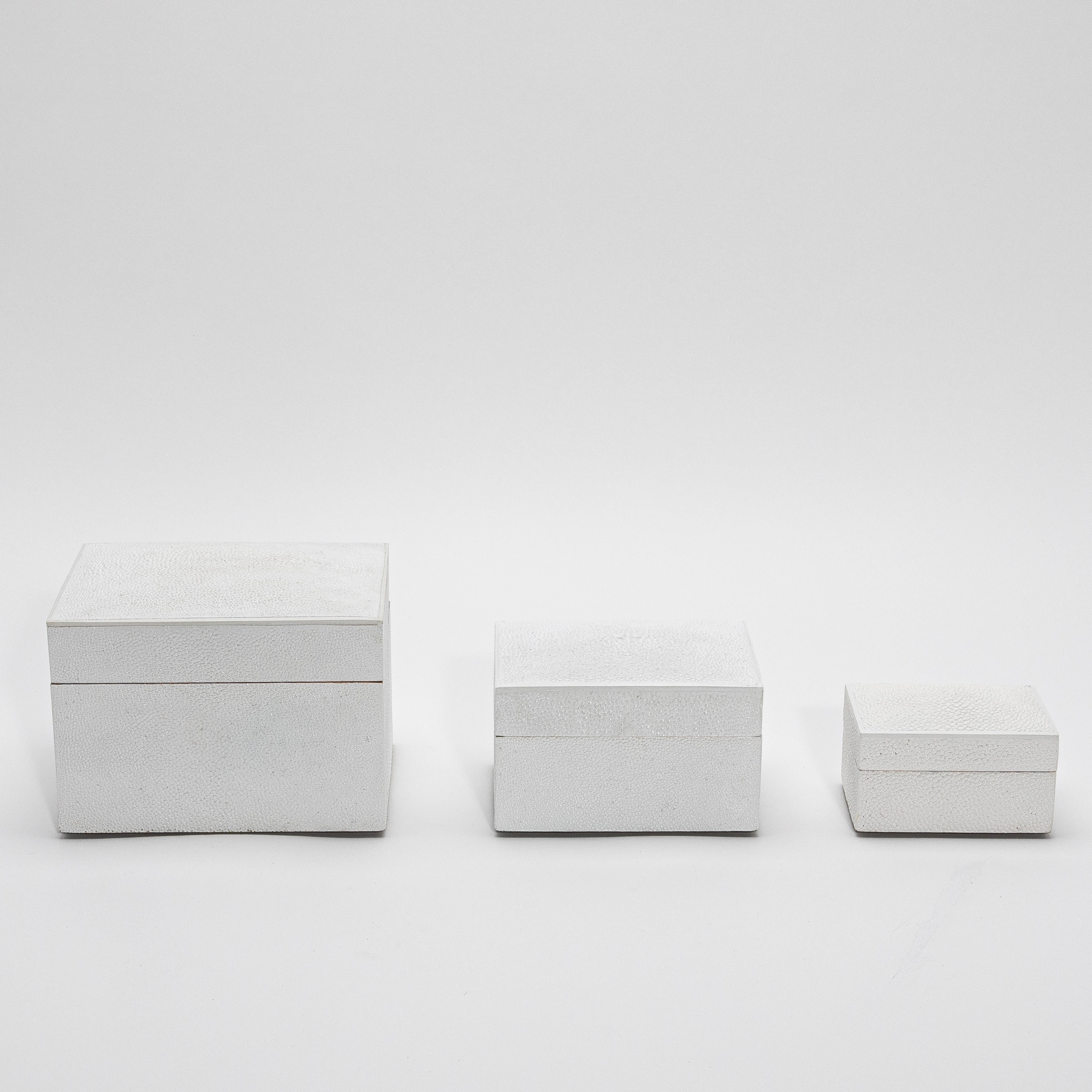 Juego de 3 cajas curvadas de piel de zapa blanca by R&Y Augousti en Nuevo estado para la venta en West Hollywood, CA