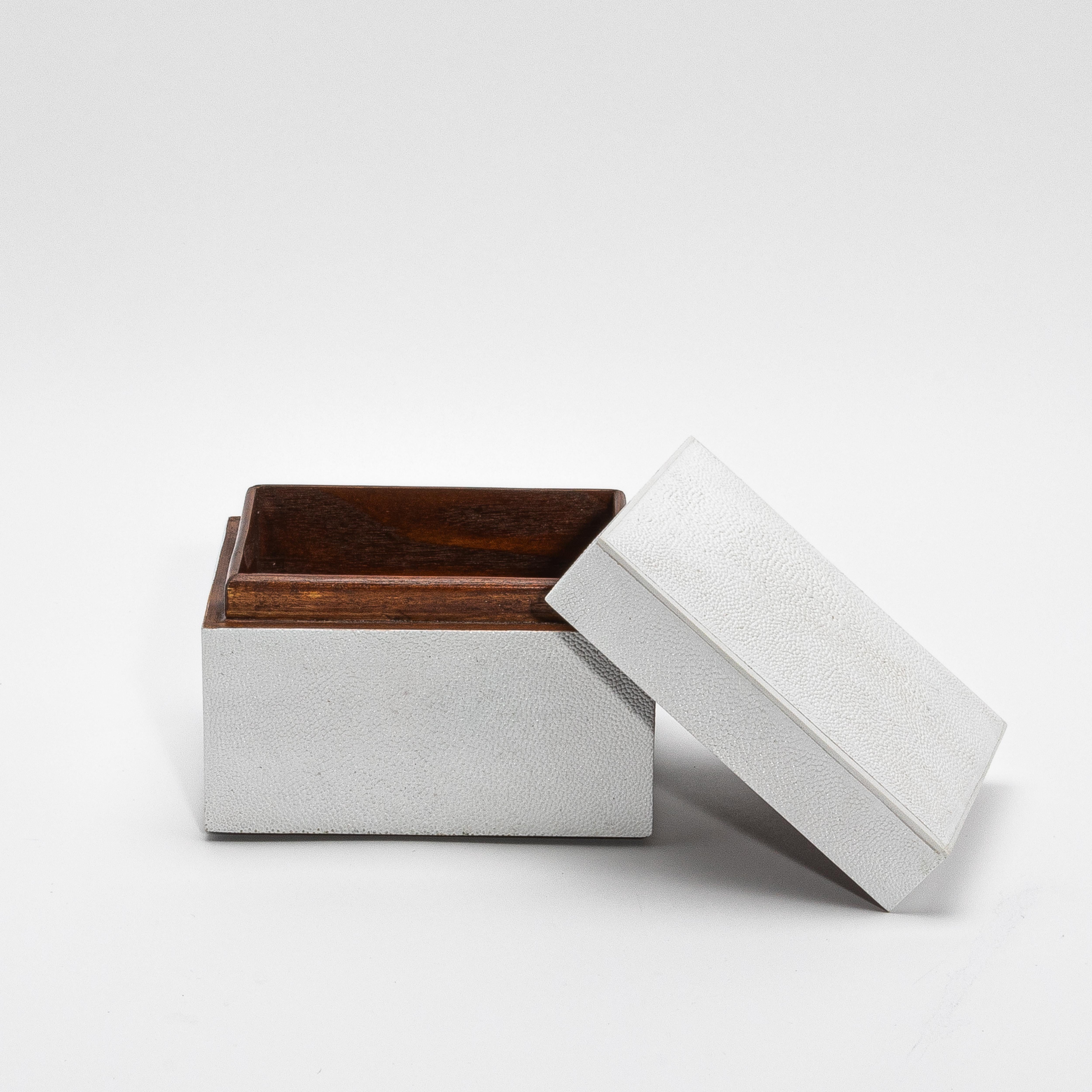 Juego de 3 cajas curvadas de piel de zapa blanca by R&Y Augousti en venta 1