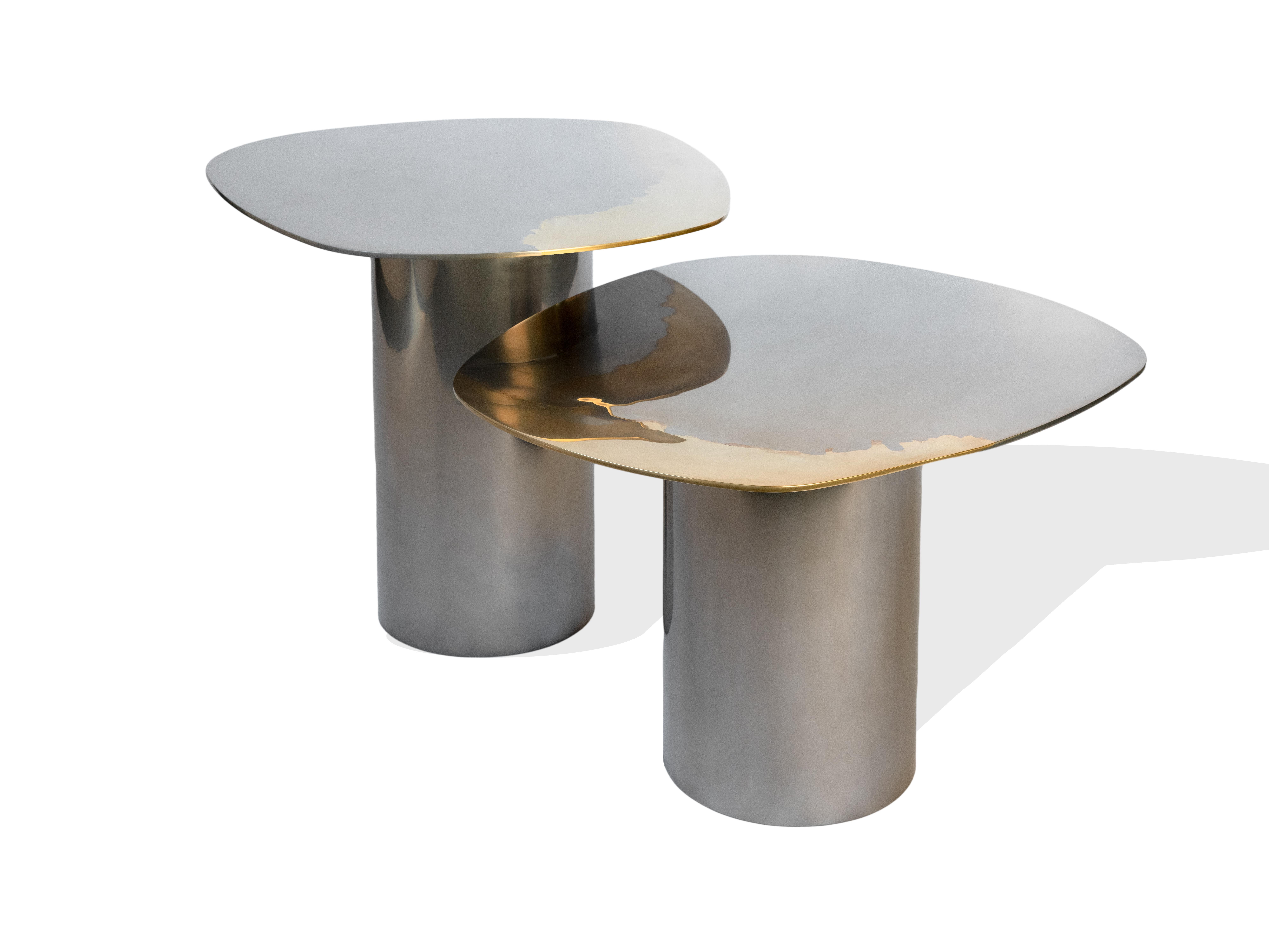 Ein maßgefertigtes Set von 3 Tischen als Teil der Transition-Kollektion mit einzigartigen, künstlerisch gestalteten, spiegelpolierten Tischplatten, die aus Messing und Edelstahl auf Rohrgestellen gefertigt sind. 

Produktgrößen:
2 x 30