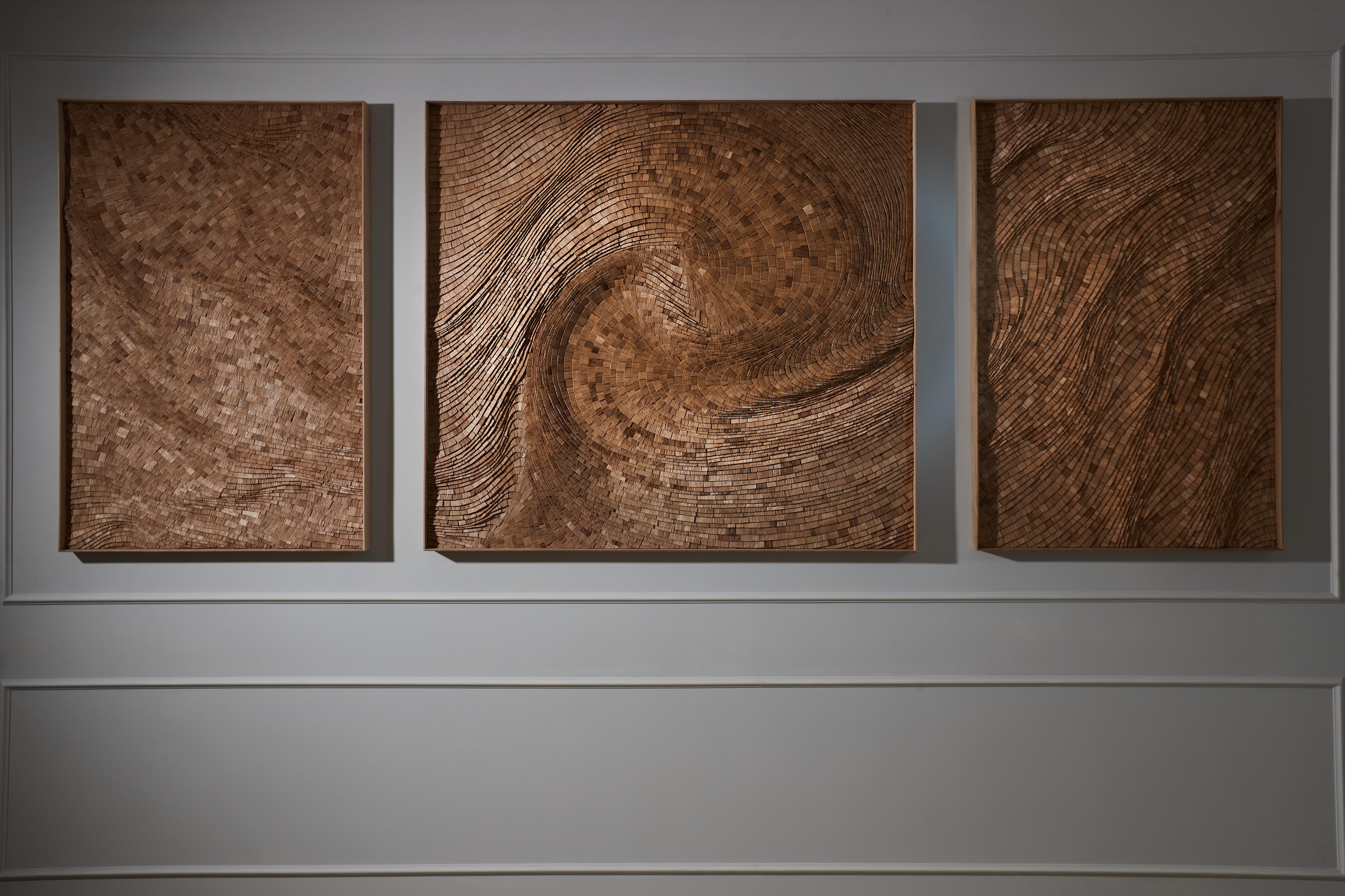 Set von 3 Cyclone Center-Wandschmuck von TOR-Design
Abmessungen: Links: B 80 x H 120 cm.
Mitte: B 130 x H 120 cm. 
Rechts: B 80 x H 120 cm.
MATERIALIEN: Eichen- und Birkensperrholz.

Das Cyclone Center ist ein Ort des Friedens und der Ruhe inmitten