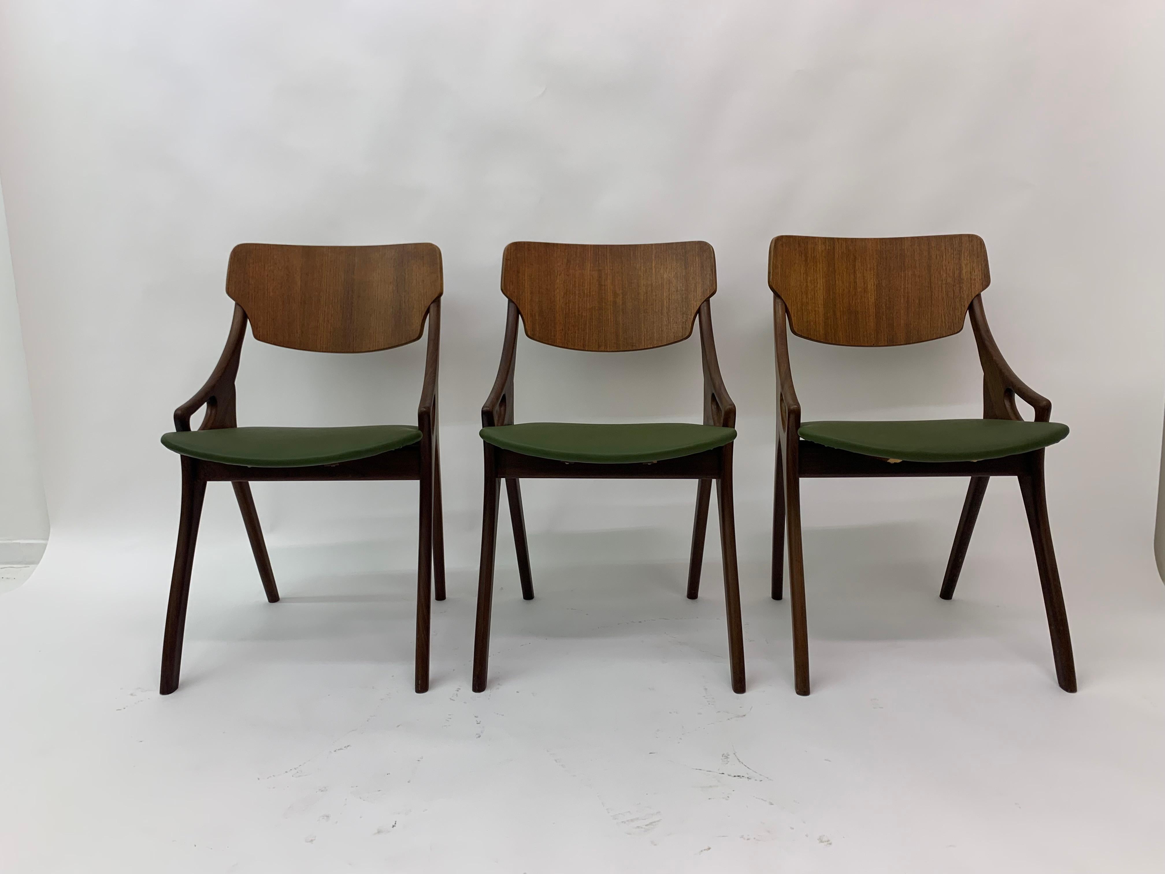 Ensemble de 3 chaises de salle à manger danoises Arne Hovmand Olsen 1950 Bon état - En vente à Delft, NL