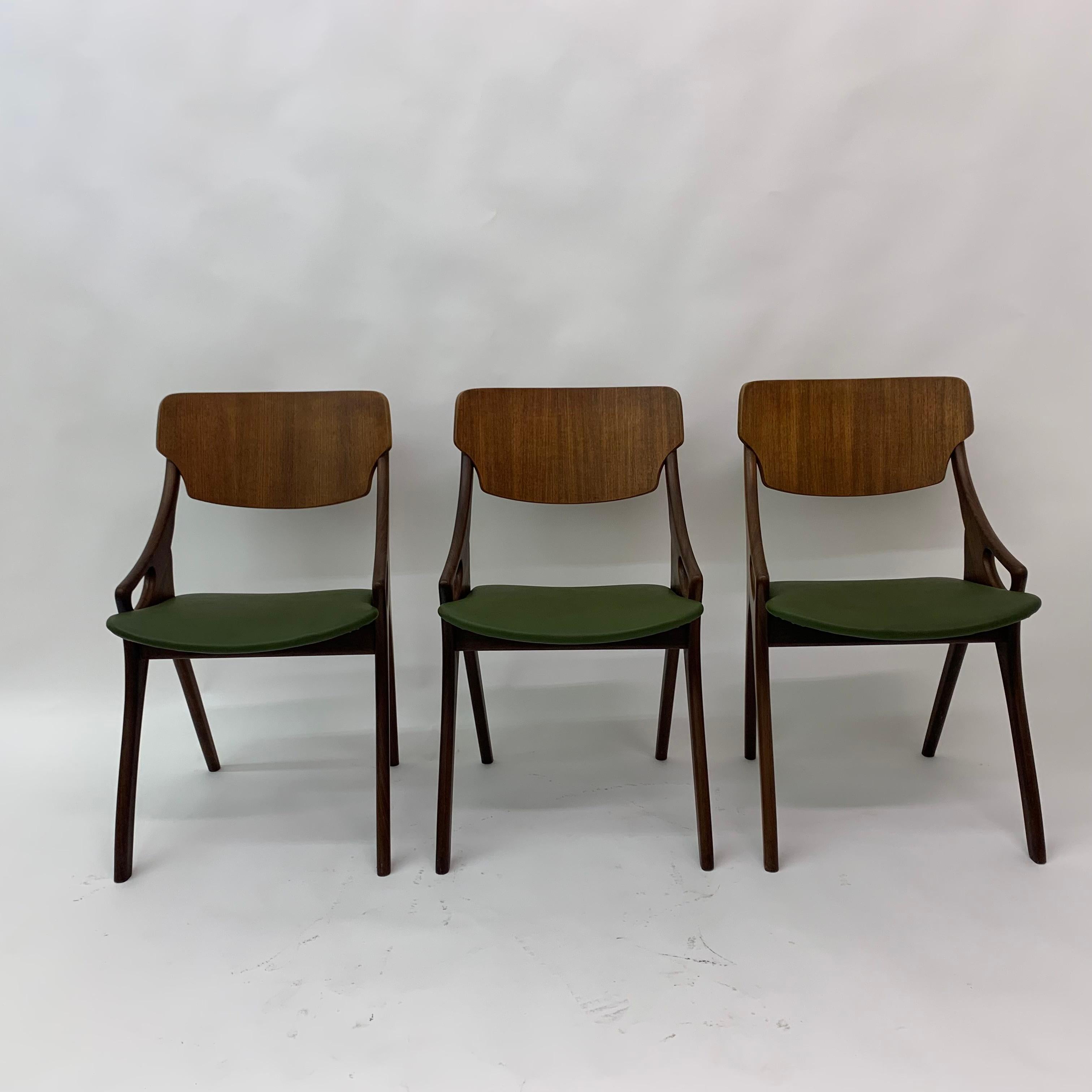 Teck Ensemble de 3 chaises de salle à manger danoises Arne Hovmand Olsen 1950 en vente