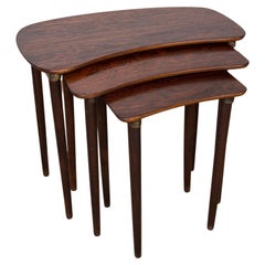 Ensemble de 3 tables gigognes danoises "bean" en bois de rose 1960.