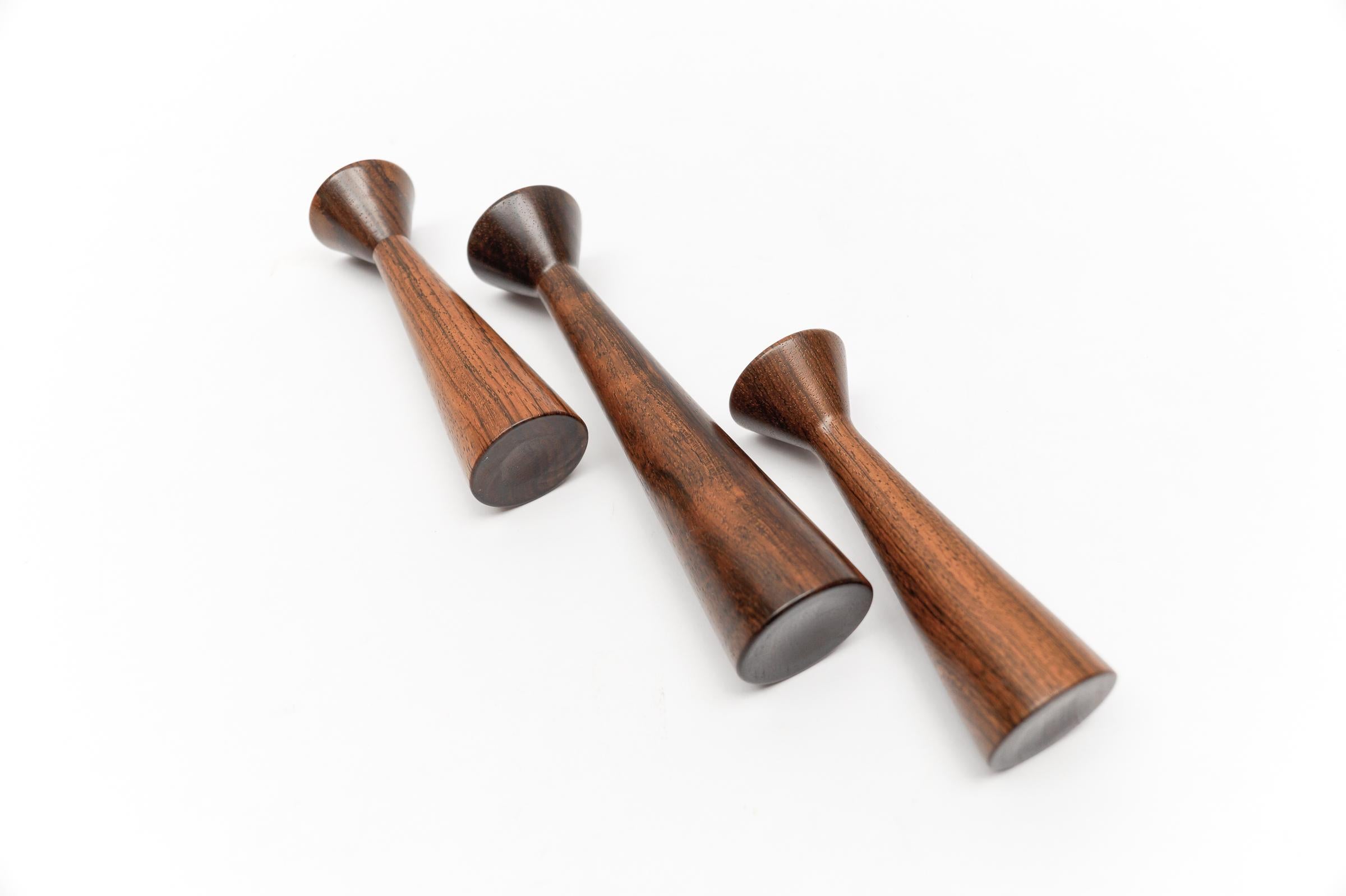 Set of 3 Danish Candlesticks, Solid Turned Rosewood, Denmark, 1950s In Good Condition For Sale In Nürnberg, Bayern