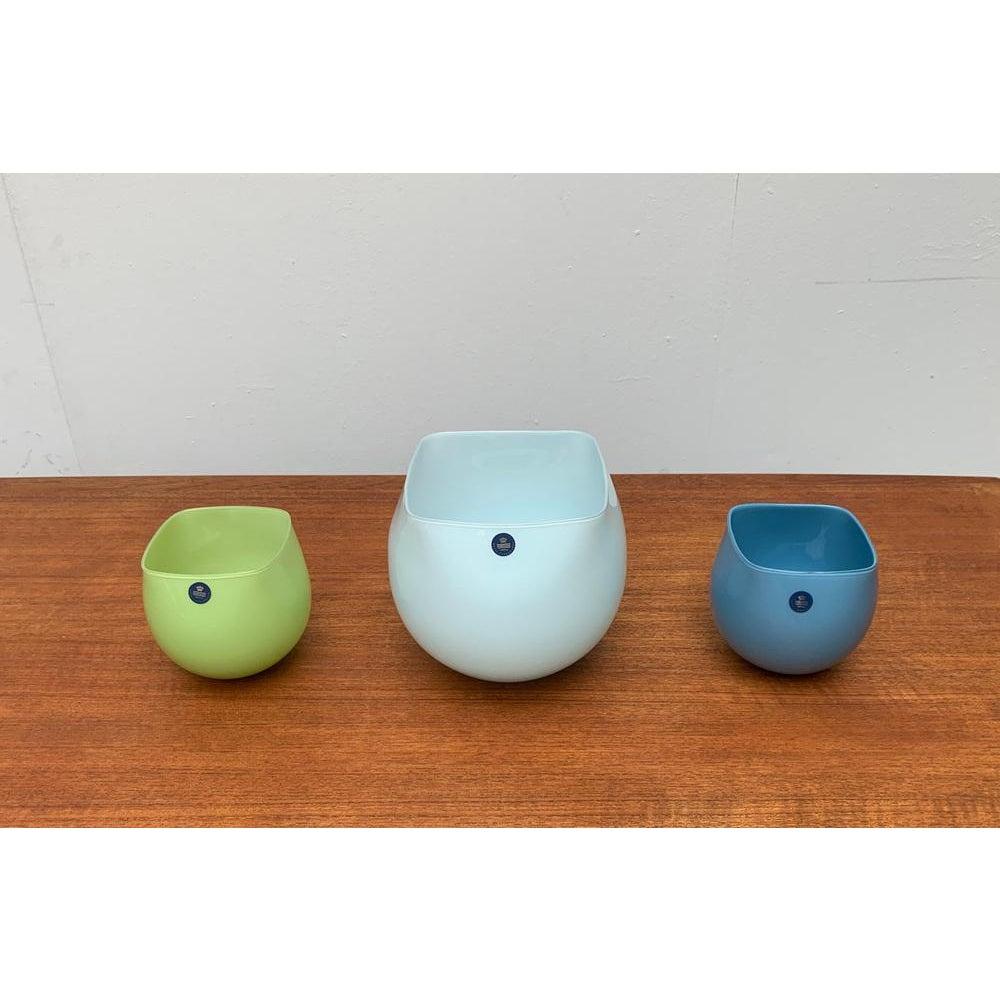 Eleganti vasi in vetro di Royal Copenhagen in due dimensioni.
H: 11 / 16,5 cm
L: 12,5 / 18 cm Questo pezzo ha un marchio di attribuzione.

Informazioni aggiuntive:
Materiali: Vetro
Colore: blu
Periodo: 1980s
Marchio: Royal Copenhagen
Paese di