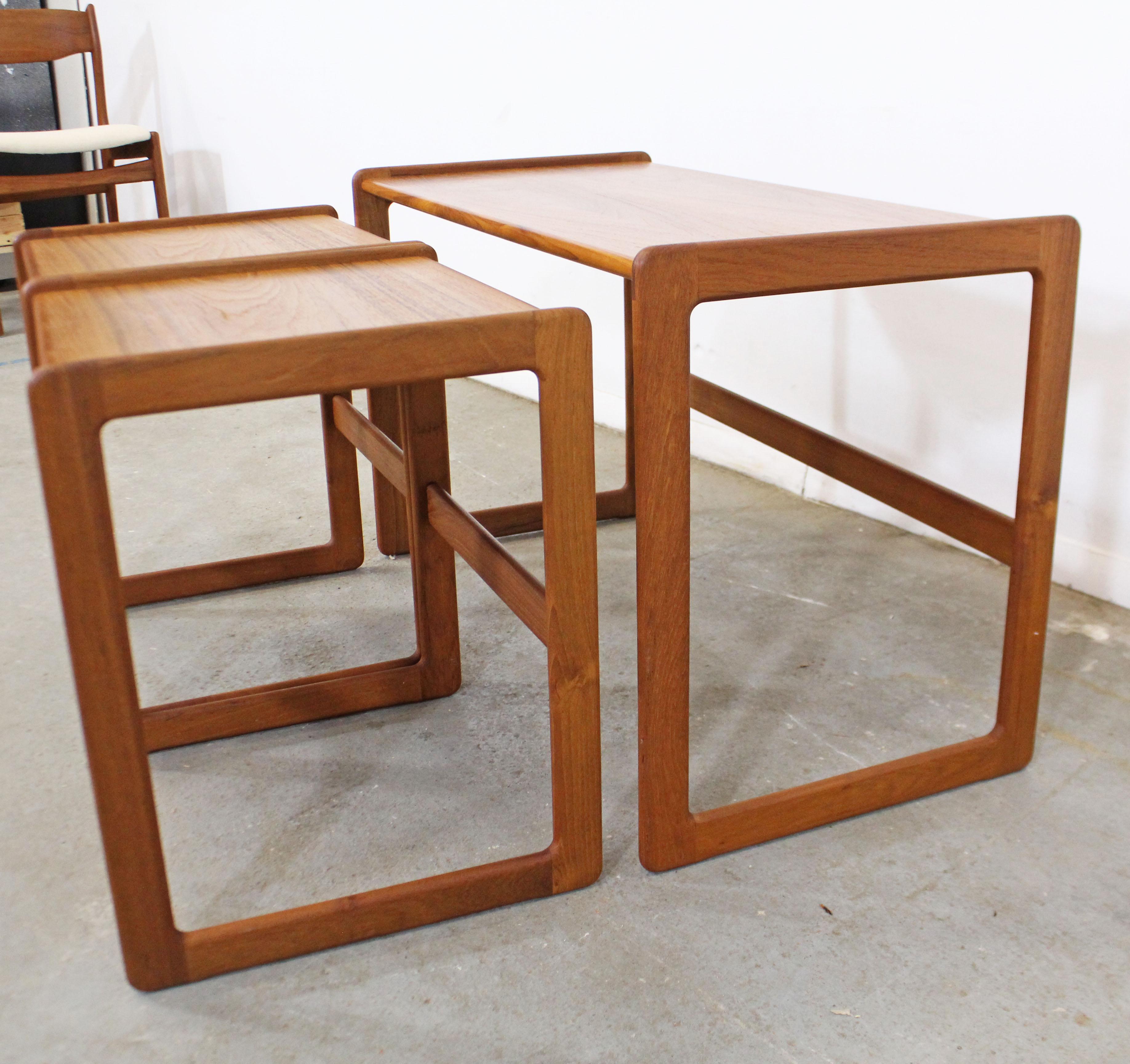 Danois Ensemble de 3 tables gigognes en teck de style danois moderne Arne Hovmand-Olsen pour Mogens Kold en vente