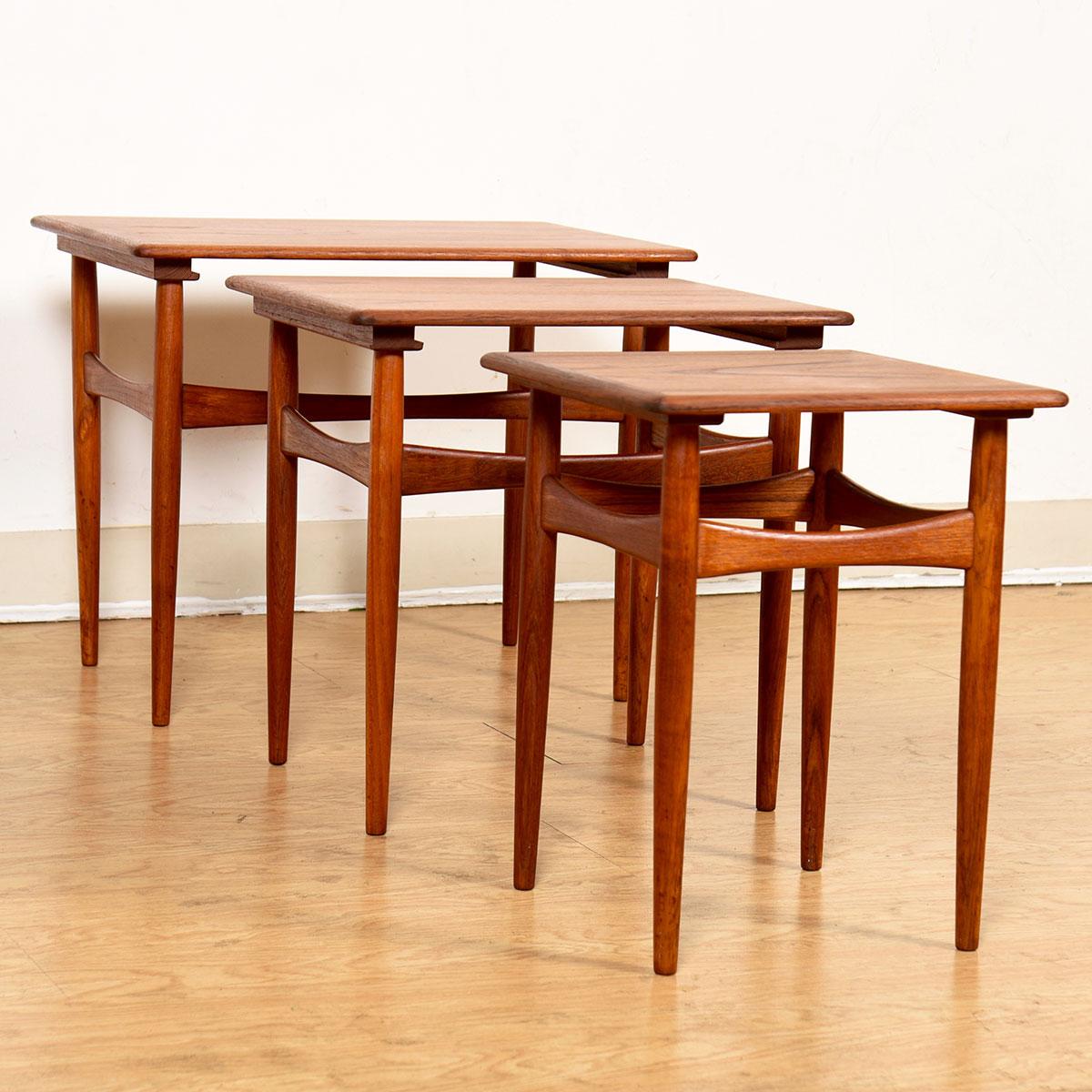 Set of 3 Danish Modern Hans J. Wegner ‘AT 40’ Nesting Tables, circa 1960s In Good Condition For Sale In Kensington, MD