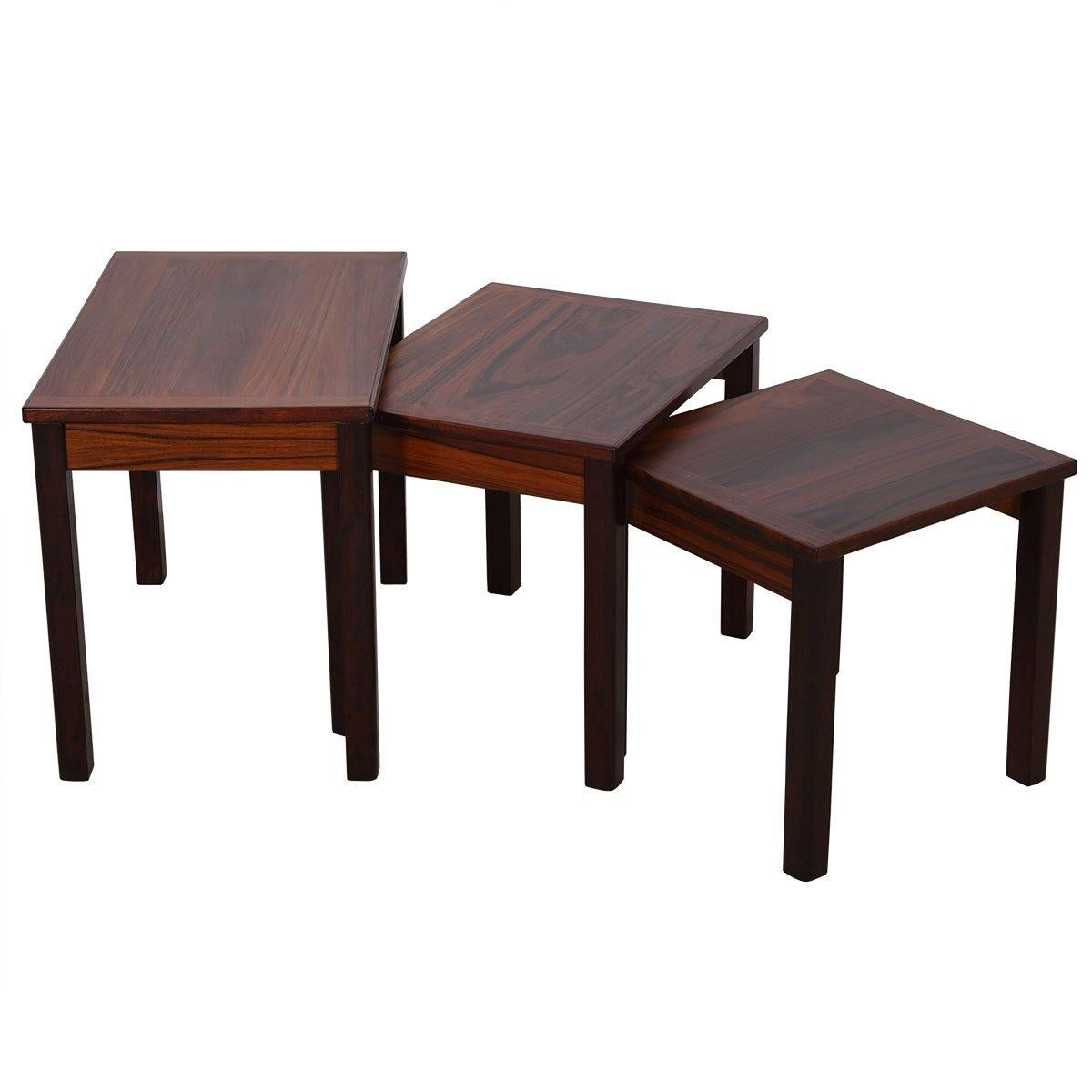 Voici un magnifique et solide ensemble de trois tables gigognes en bois de rose. Très pratique à avoir dans une pièce pour les moments où l'on a besoin d'une surface de table supplémentaire. Facile à ranger et à déplacer. Le bois de rose a pris une