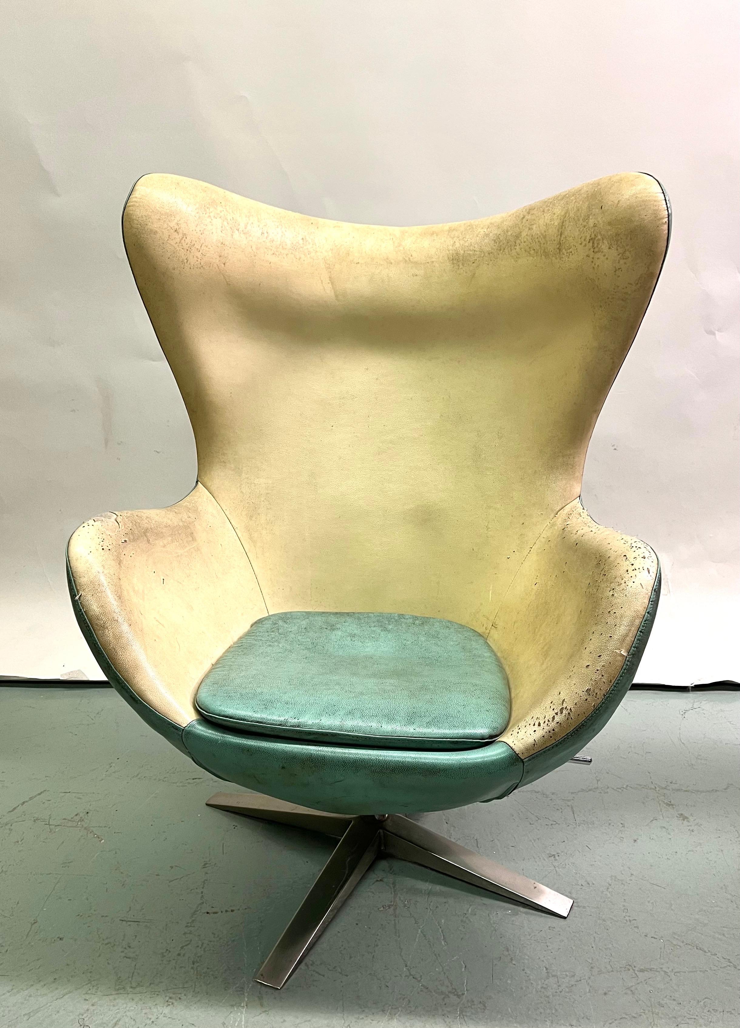 Set of 3 Danish Organic Modern Egg Lounge Chairs attr. Arne Jacobsen, 2 Leather  For Sale 9