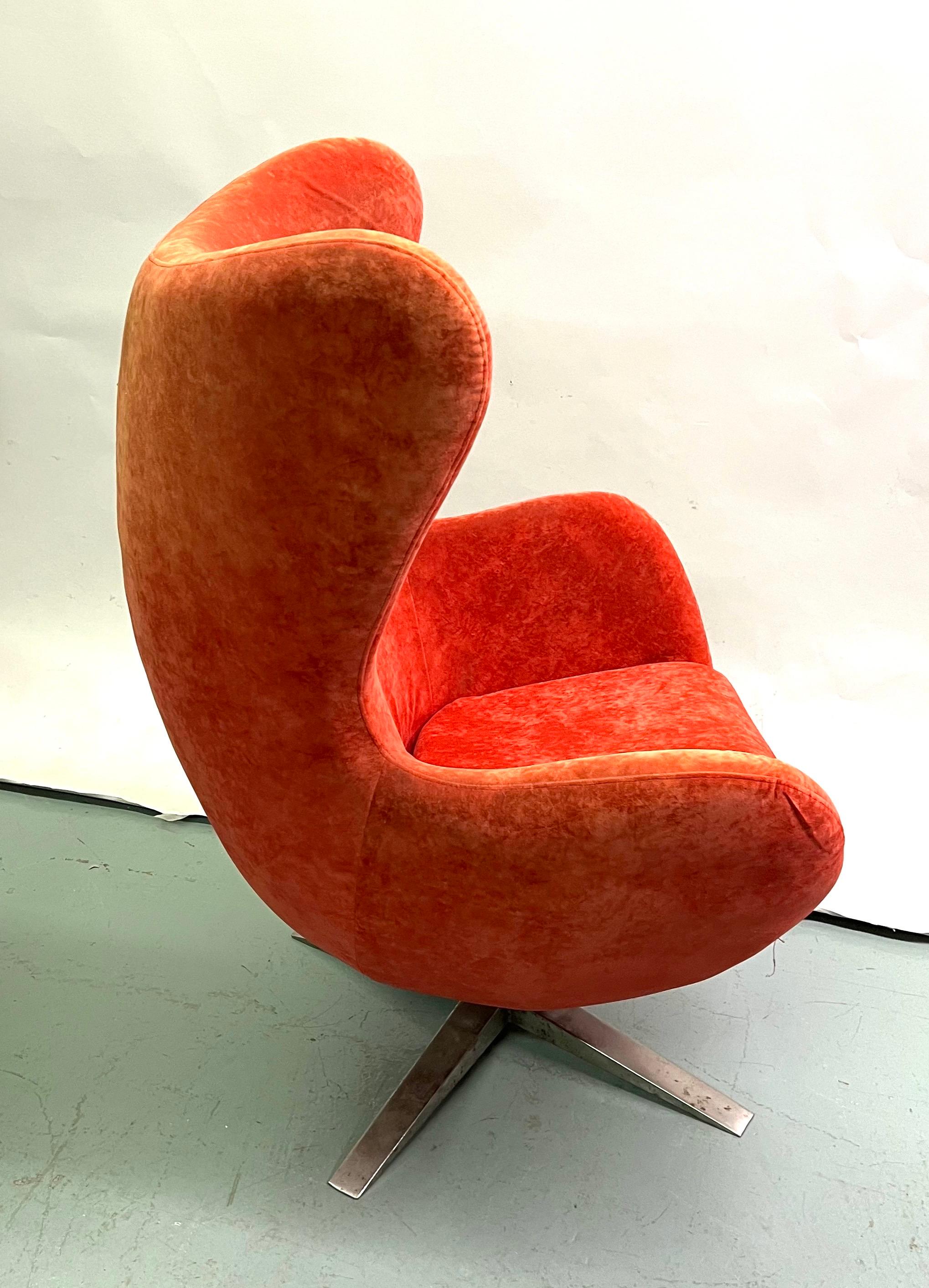 Rare ensemble de 3 fauteuils modernes organiques danois du milieu du siècle, attribués à Arne Jacobsen et Fritz Hansen. 2 des pièces sont en cuir d'origine des années 1960 et la 3ème pièce est en velours côtelé rouge orange brossé.  Les pièces ont