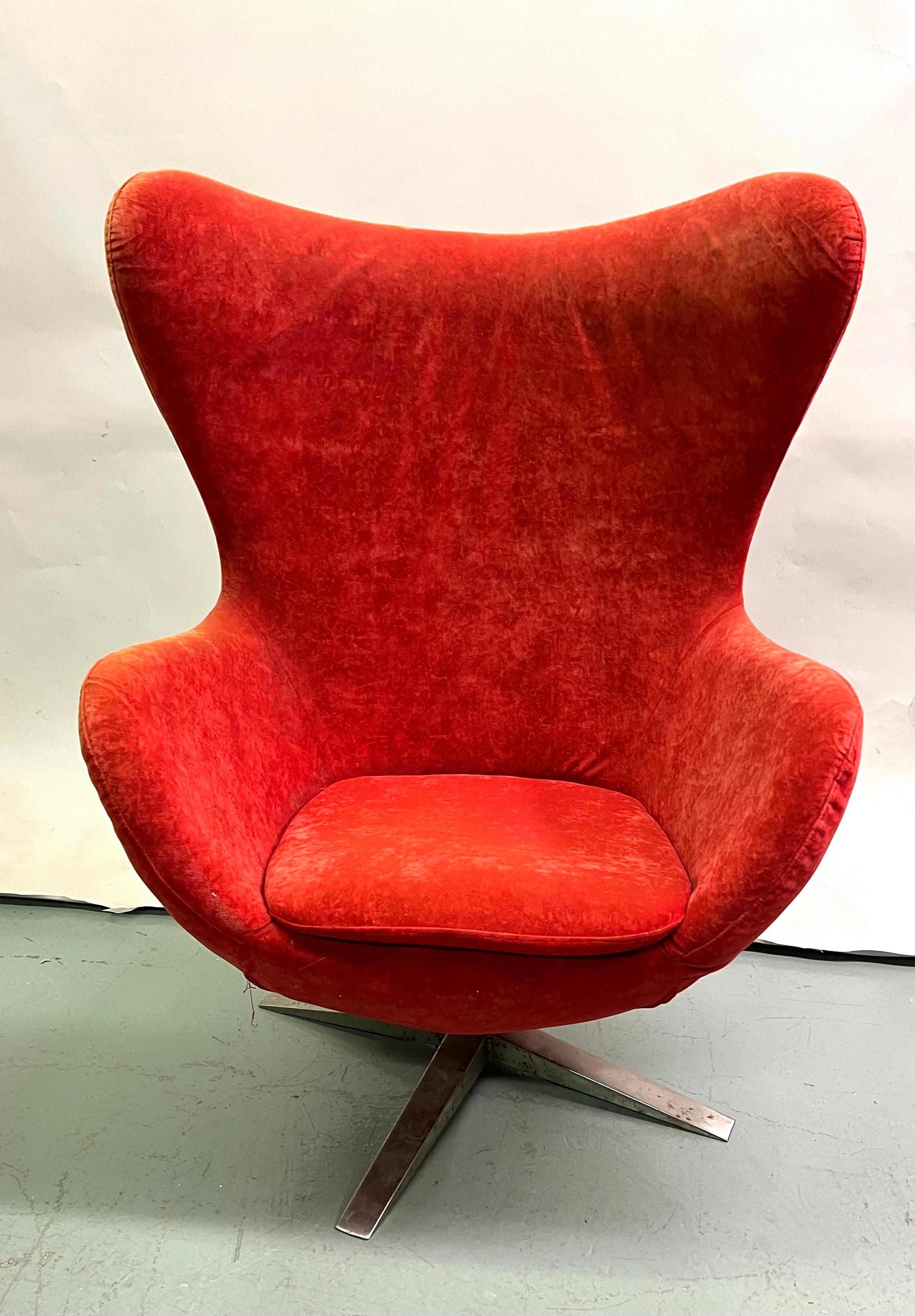Set of 3 Danish Organic Modern Egg Lounge Chairs attr. Arne Jacobsen, 2 Leather  In Fair Condition For Sale In New York, NY