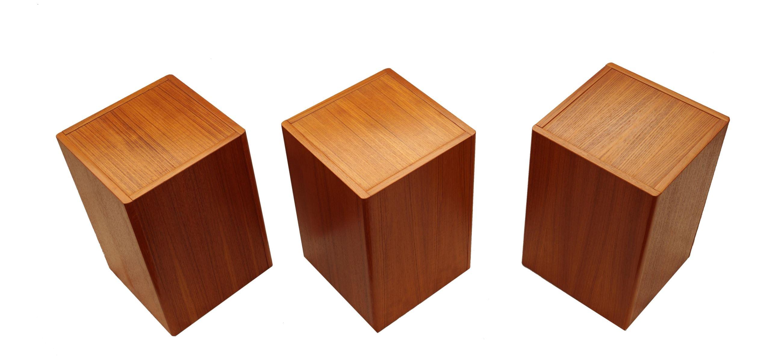 Scandinave moderne Set of 3 Danish Scandinavian Modern Teak Pedestal Plant Stand End Side Tables (Ensemble de 3 tables d'appoint en teck scandinave danois) en vente