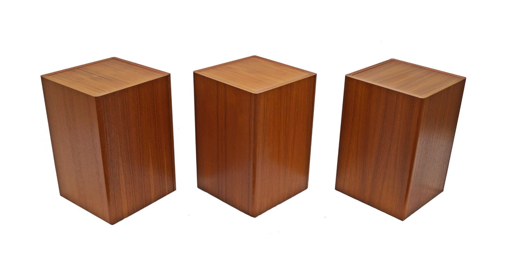 Fin du 20e siècle Set of 3 Danish Scandinavian Modern Teak Pedestal Plant Stand End Side Tables (Ensemble de 3 tables d'appoint en teck scandinave danois) en vente