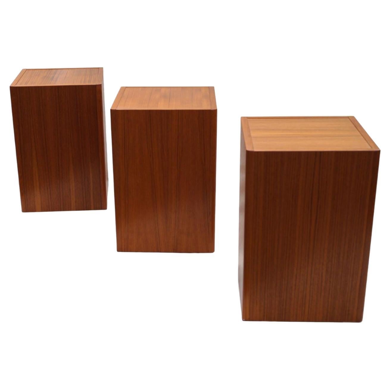 Set of 3 Danish Scandinavian Modern Teak Pedestal Plant Stand End Side Tables (Ensemble de 3 tables d'appoint en teck scandinave danois) en vente