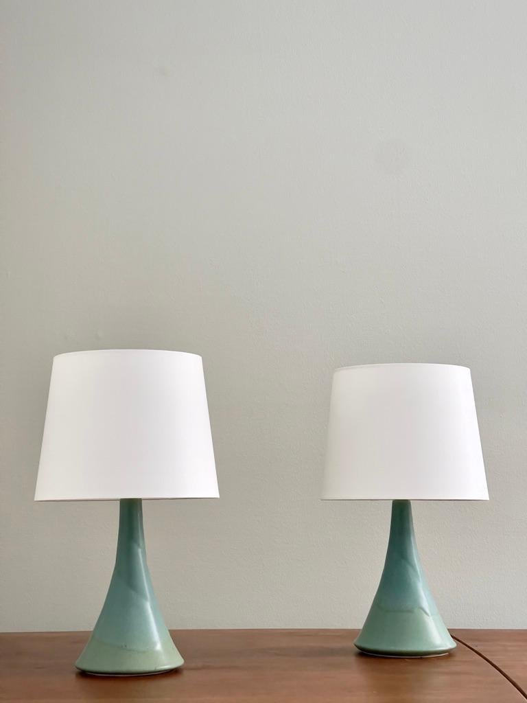 Cet ensemble de trois lampes de table robustes en céramique du céramiste danois Preben Brandt Larsen, créées dans les années 1970 sur l'île de Fejø, illustre le mélange harmonieux de la forme, du matériau et de la glaçure qui définit l'art de la