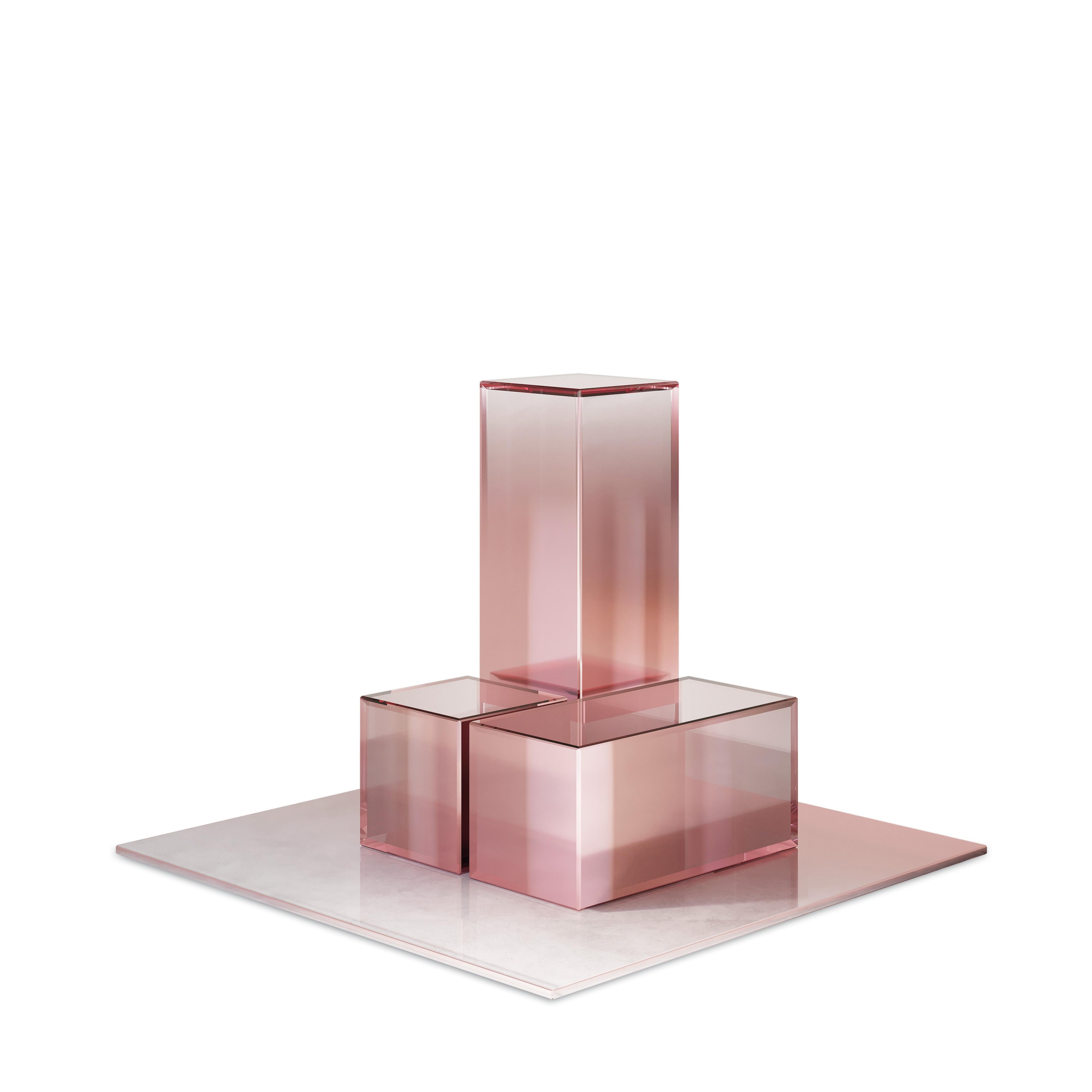 Ensemble de 3 boîtes décoratives Dazzle de Formaminima
Exemplaire unique.
Dimensions : Boîte 1 : H 5 x L 10,5 x P 5 cm.
Boîte 2 : H 5 x L 5 x P 5 cm.
Boîte 3 : H 15 x L 5 x P 5 cm.
Plaque : H 0,3 x L 21 x P 21 cm.
Matériaux : Verre de cristal rose