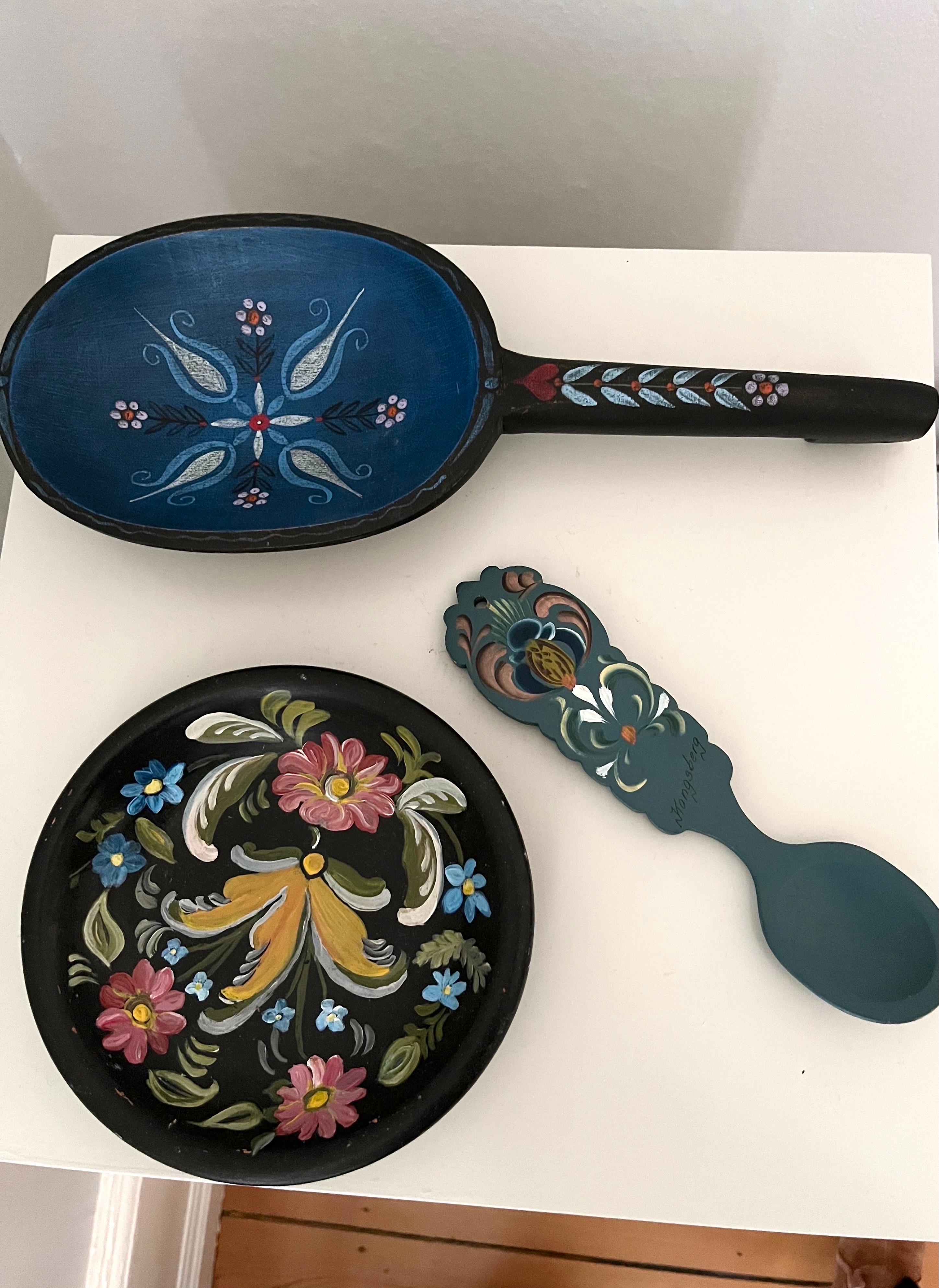 Conjunto de 3 piezas decorativas de arte popular sueco, talladas y pintadas a mano, c. 1900-1930

Este encantador conjunto consta de tres artículos decorativos bellamente elaborados: una cuchara grande, una cuchara más pequeña y un pequeño cuenco o
