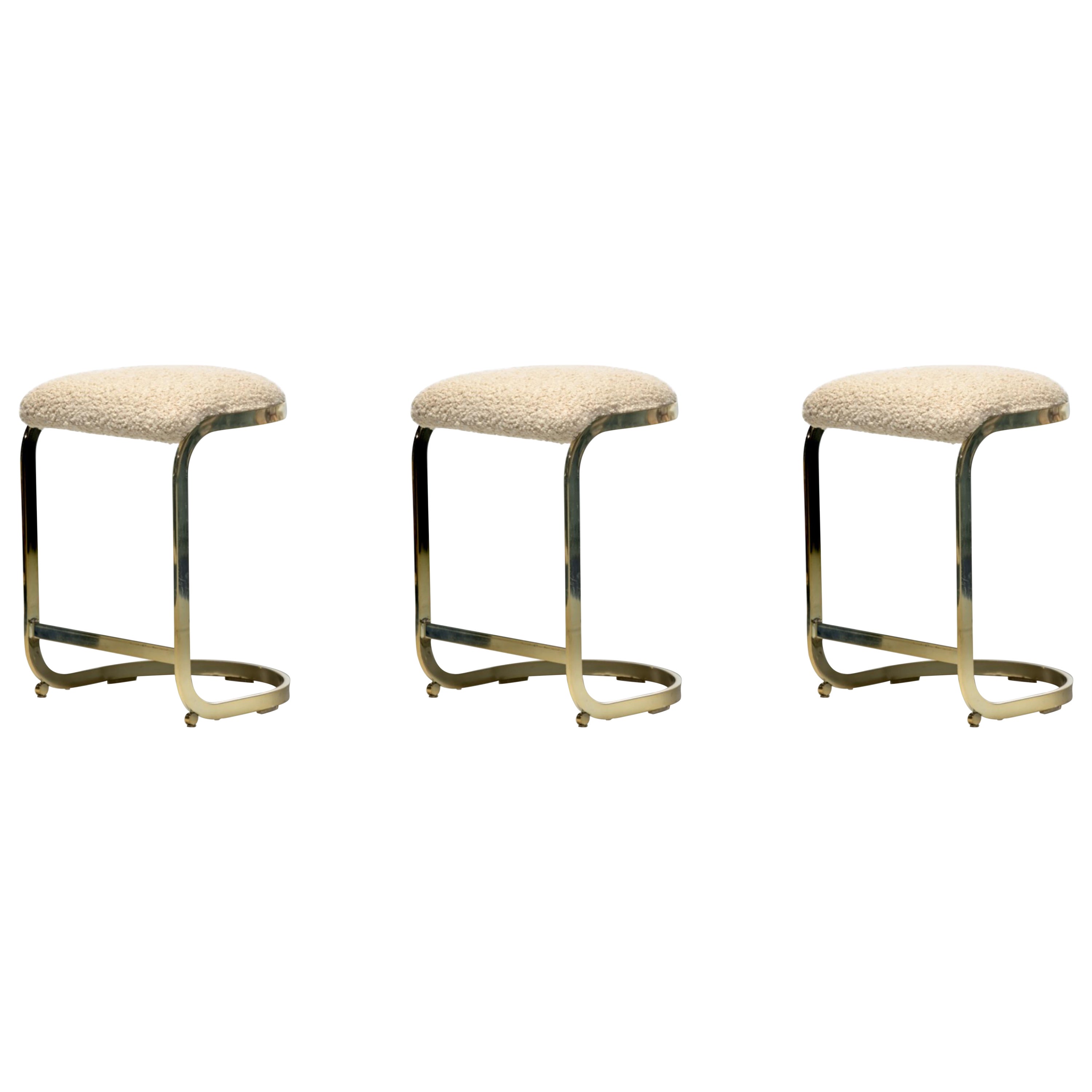 Set di 3 sgabelli Design Institute of America in ottone e Bouclé bianco avorio, 1980 ca.