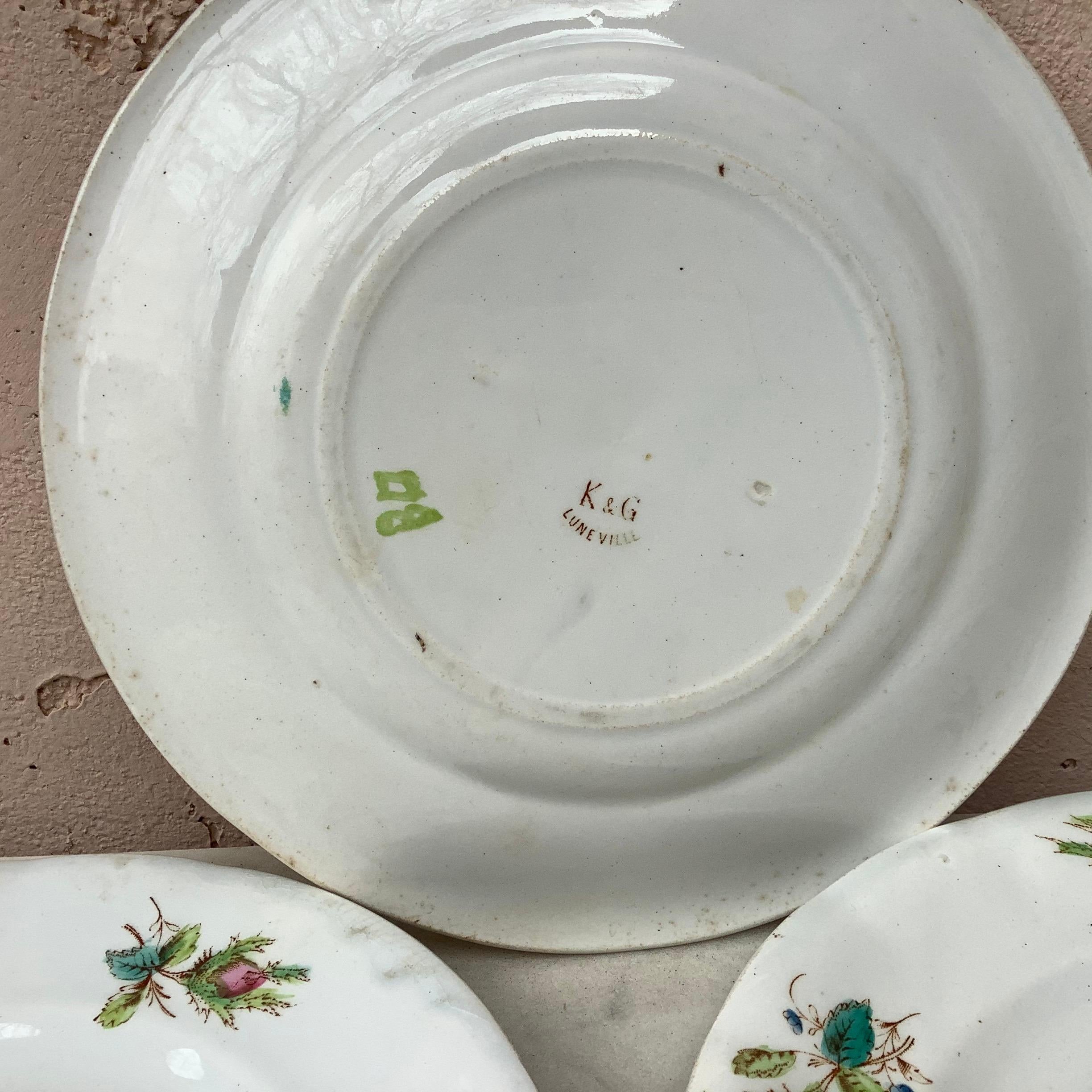 Set of 3 Dessert Plates with Roses Keller & Guerin Luneville, circa 1900 In Good Condition For Sale In Austin, TX