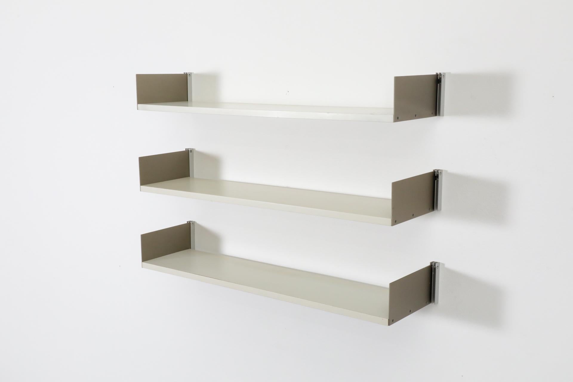 Ensemble de 3 étagères murales Dieter Rams System 606 pour Vitsoe en Champagne Bon état à Los Angeles, CA