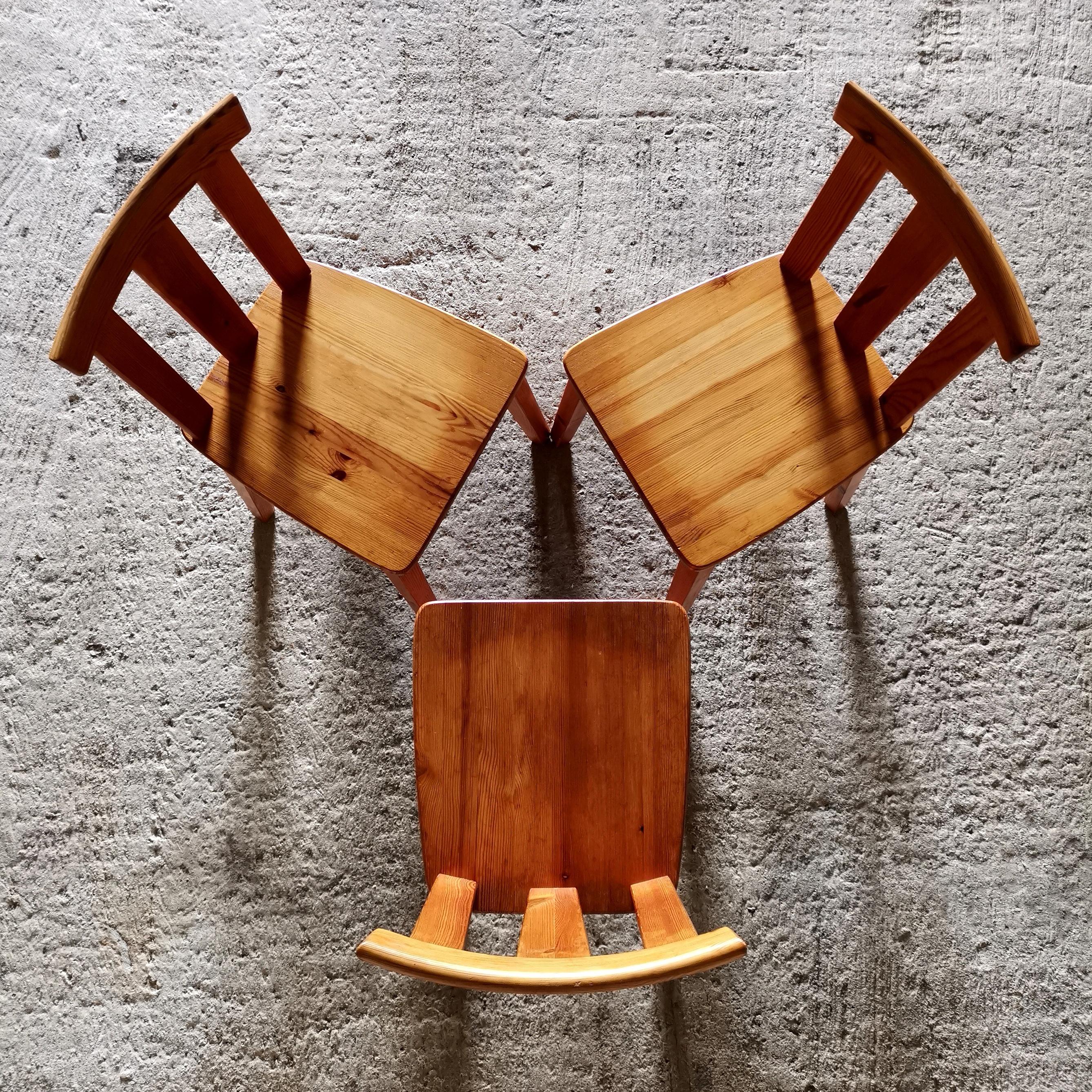 Satz von 3 Esszimmerstühlen aus massivem Kiefernholz, Stil von Axel Einar Hjorth, Schweden 1930er Jahre im Angebot 4
