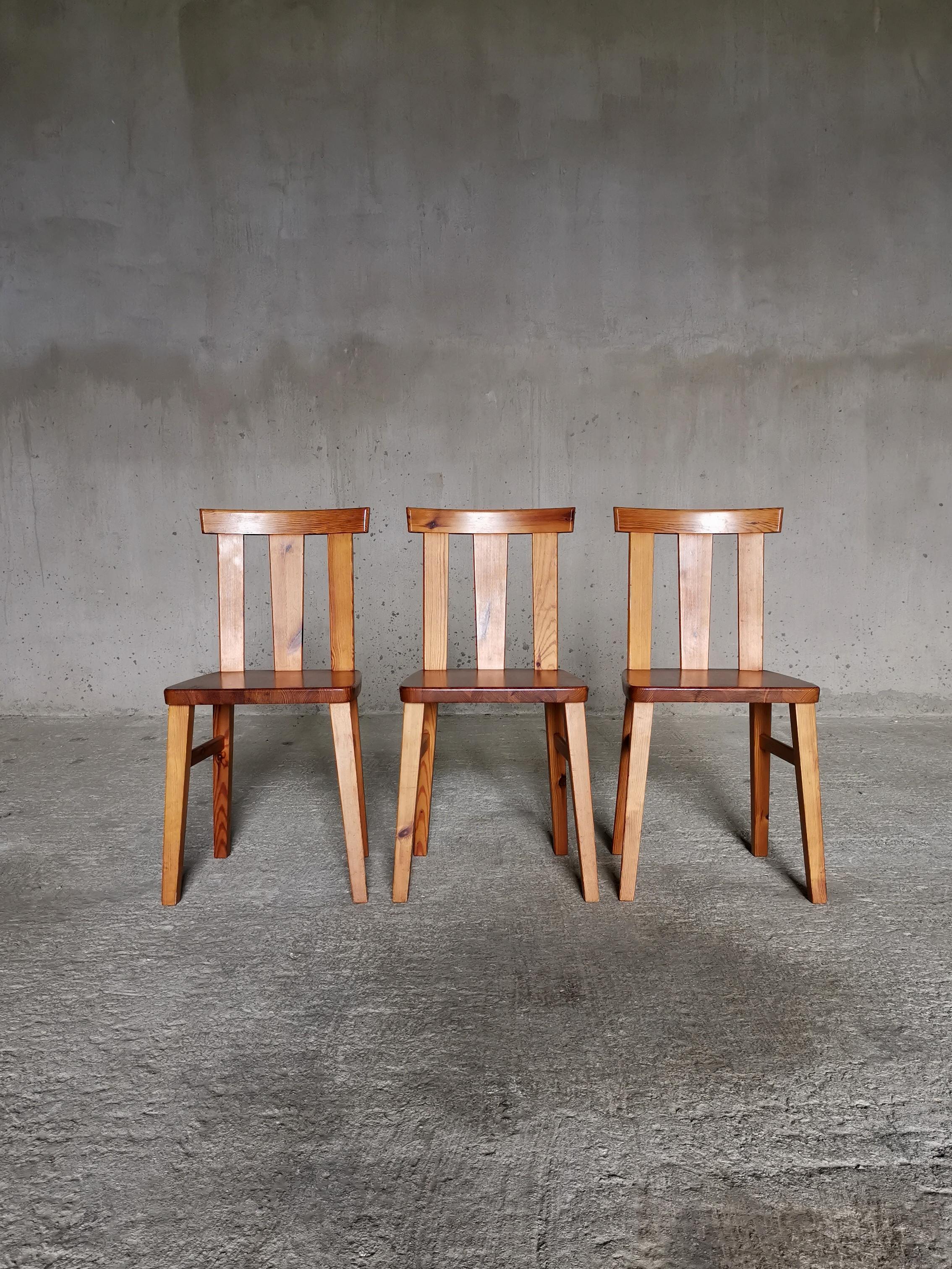Set of 3 dining chairs in solid pine, style of Axel Einar Hjorth's 
