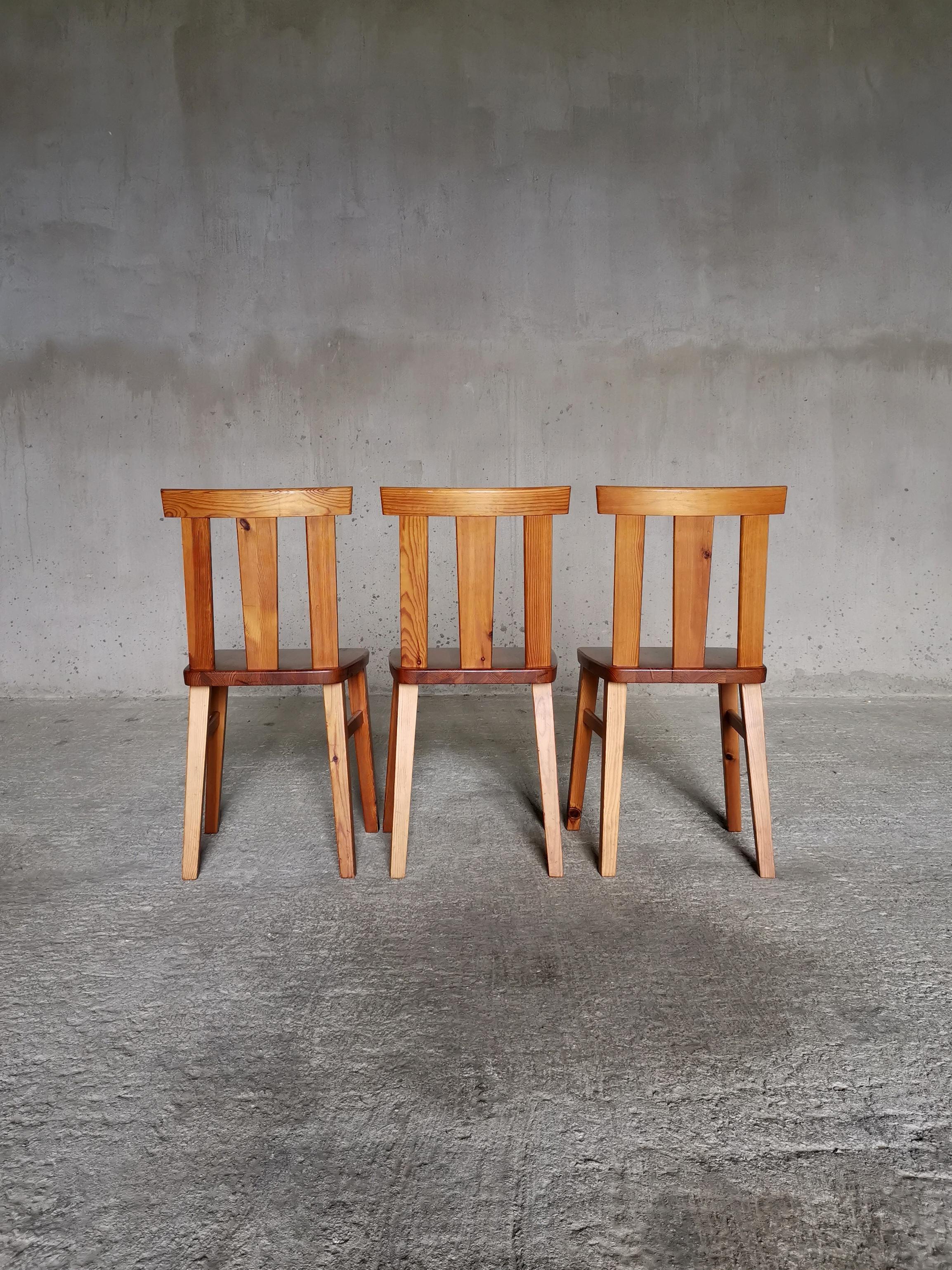 Satz von 3 Esszimmerstühlen aus massivem Kiefernholz, Stil von Axel Einar Hjorth, Schweden 1930er Jahre (Schwedisch) im Angebot