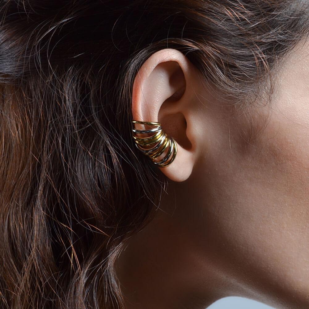 A sophisticated triple piece to give something extra to your look. A beautiful double color ear cuff, representing shapes inspired by the perfect lines that surround our universe. The perfect complement to any simple and elegant look. Complete the