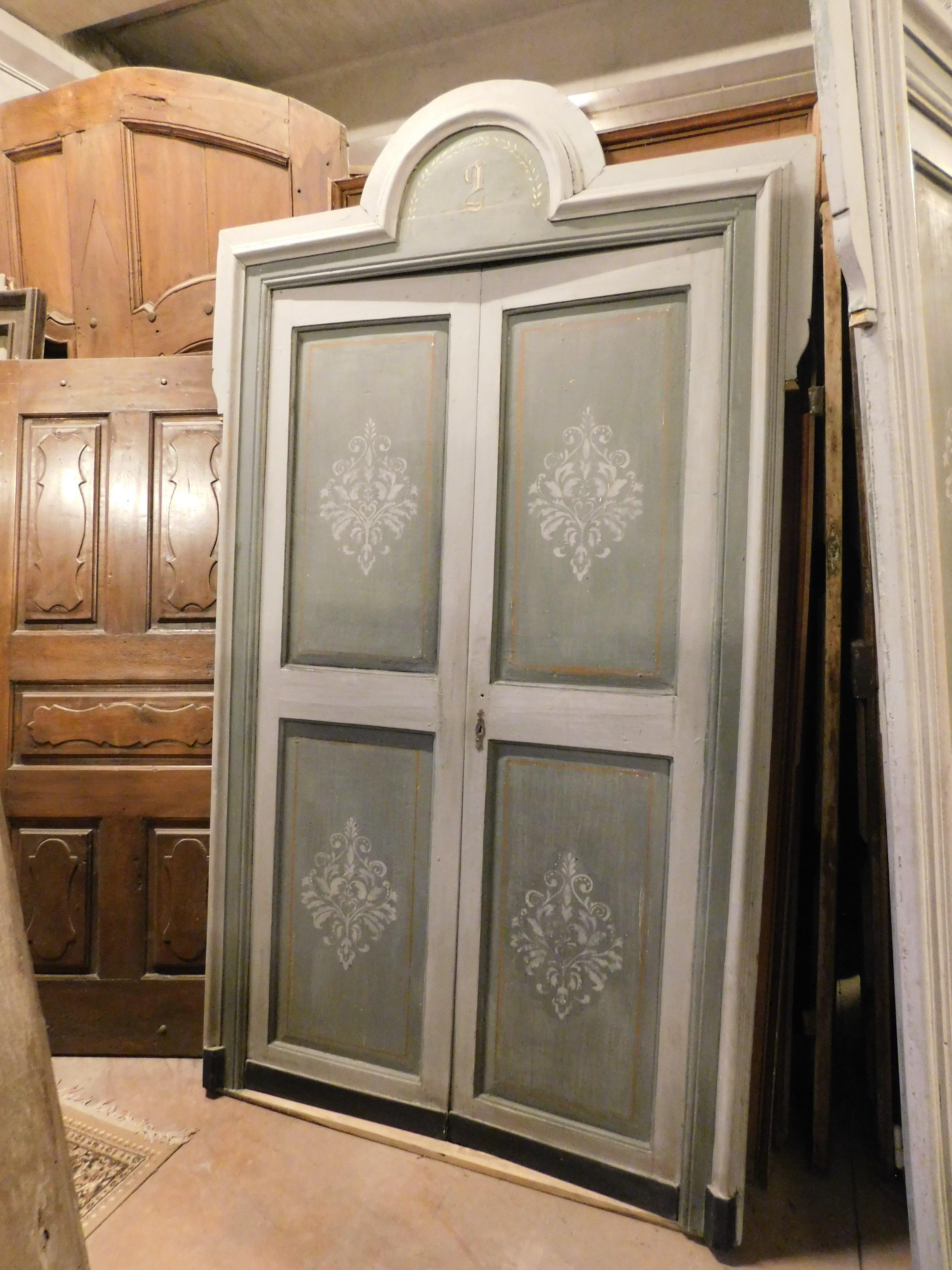 Set of 3 double doors with frame, hand painted, from a hotel in Italy In Good Condition For Sale In Cuneo, Italy (CN)