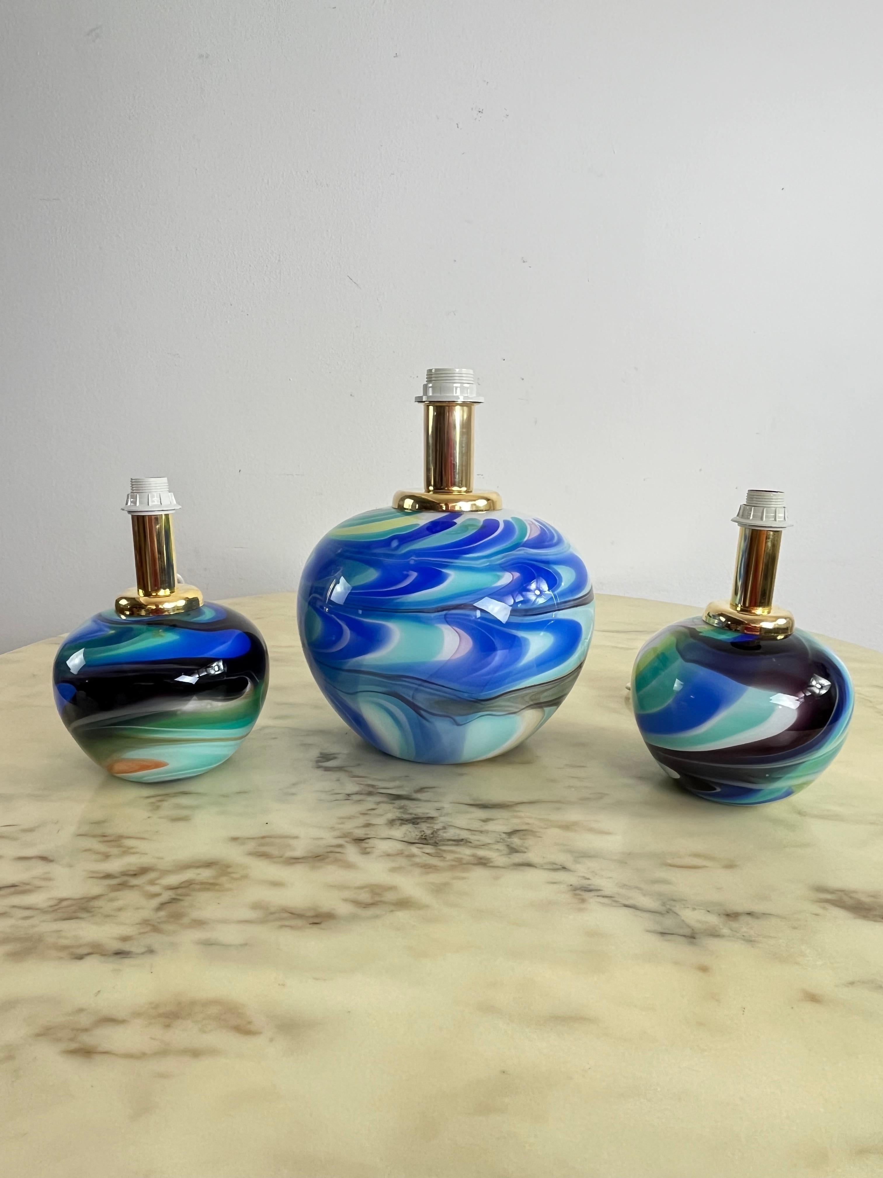 Conjunto de 3 lámparas de sobremesa de cristal de Murano de doble iluminación años 80
En las fotografías adjuntas puedes admirar la particularidad de las lámparas encendidas en modo dual. Intactas, están en excelente estado.
La grande mide 30 cm de