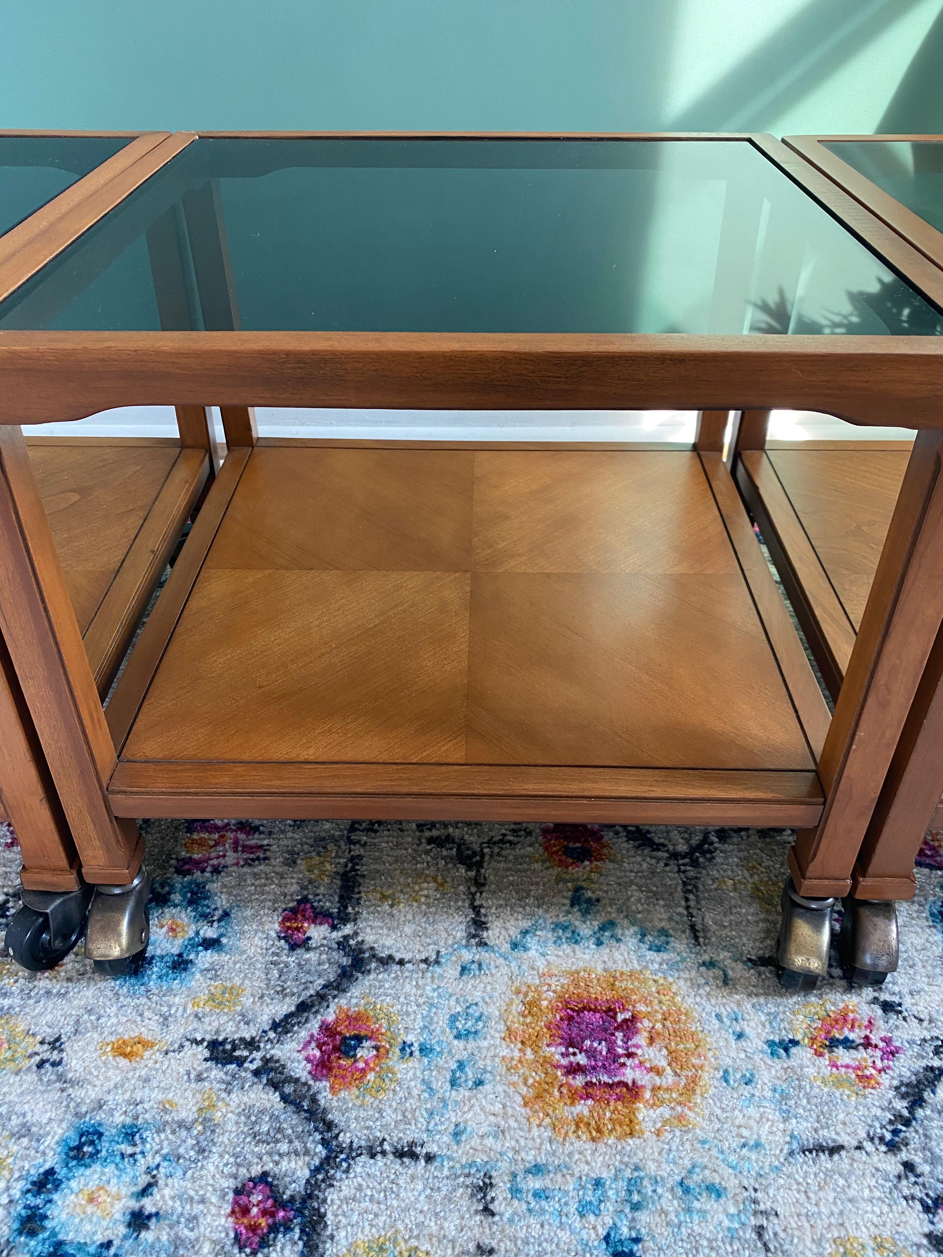 Milieu du XXe siècle Ensemble de 3 tables d'appoint Drexel « Et Cetera » avec plateau en verre teinté et roulettes en vente
