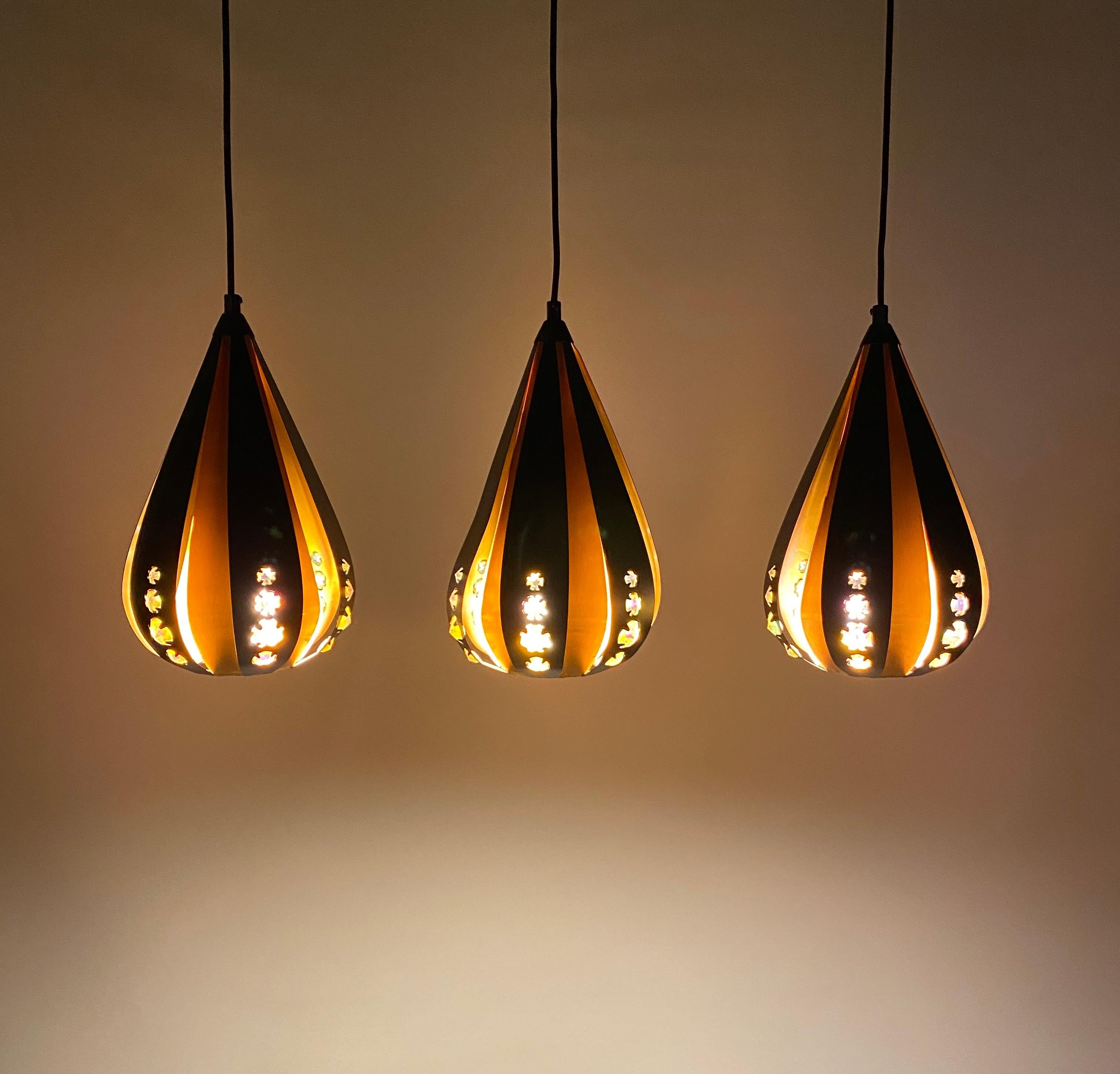 Mid-Century Modern Ensemble de 3 lampes à suspension en forme de goutte d'eau de Werner Schou pour Coronell Electrical Denmark en vente