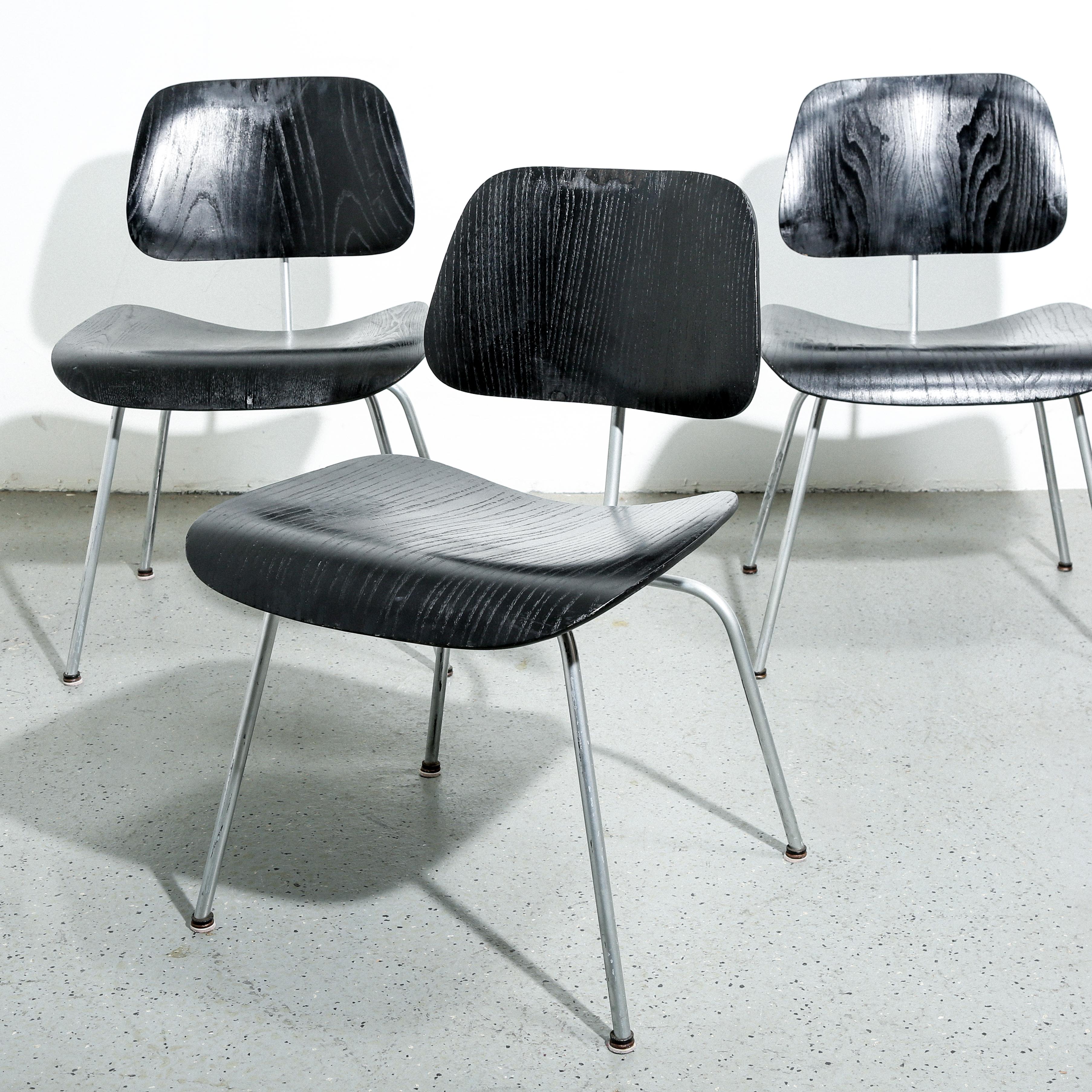 La chaise Eames DCM (Dining Chair Metal) est une pièce de mobilier intemporelle qui incarne le mariage de la forme et de la fonction. Créée par le légendaire duo de designers Charles et Ray Eames, la chaise DCM a été présentée pour la première fois