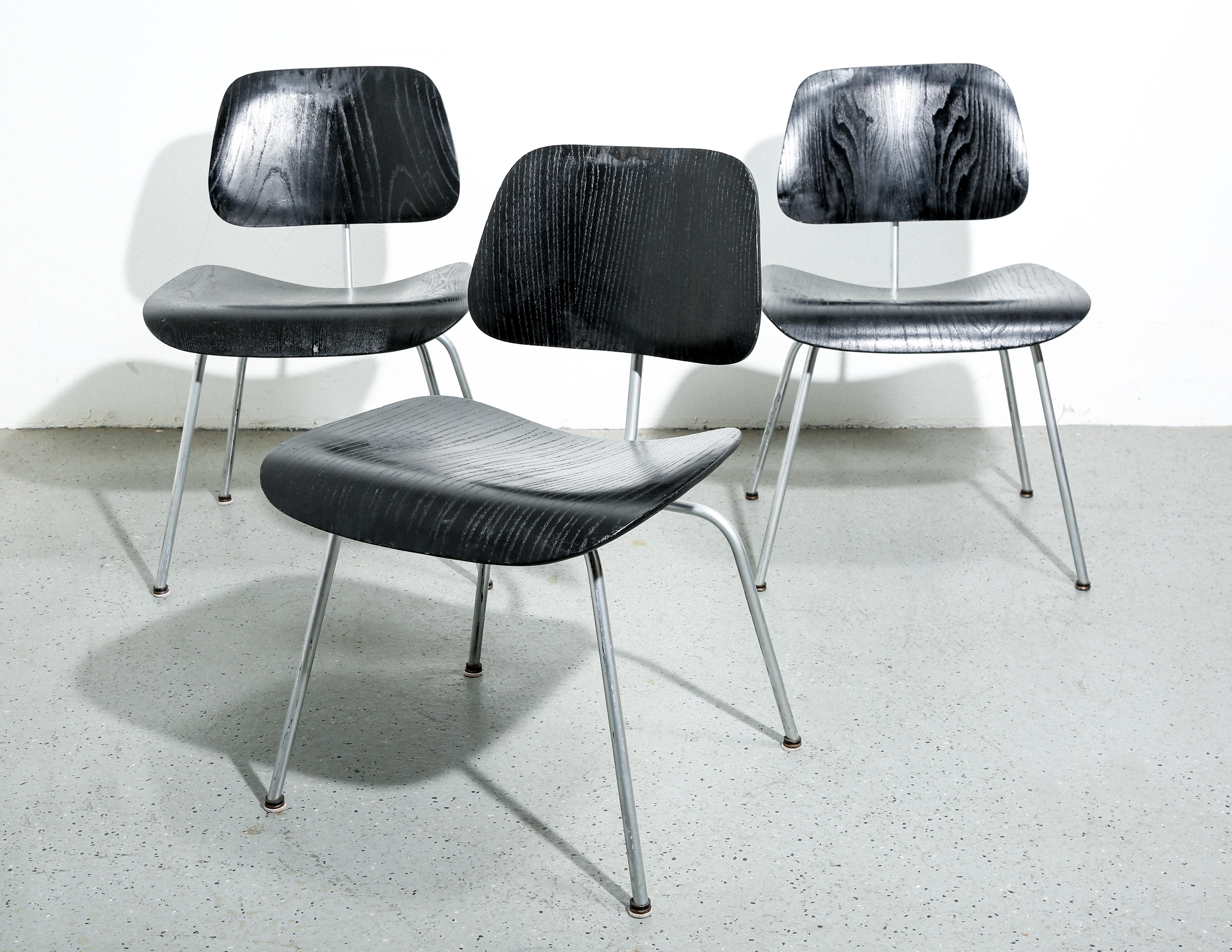 Milieu du XXe siècle Ensemble de 3 chaises Eames DCM (2Nd génération)