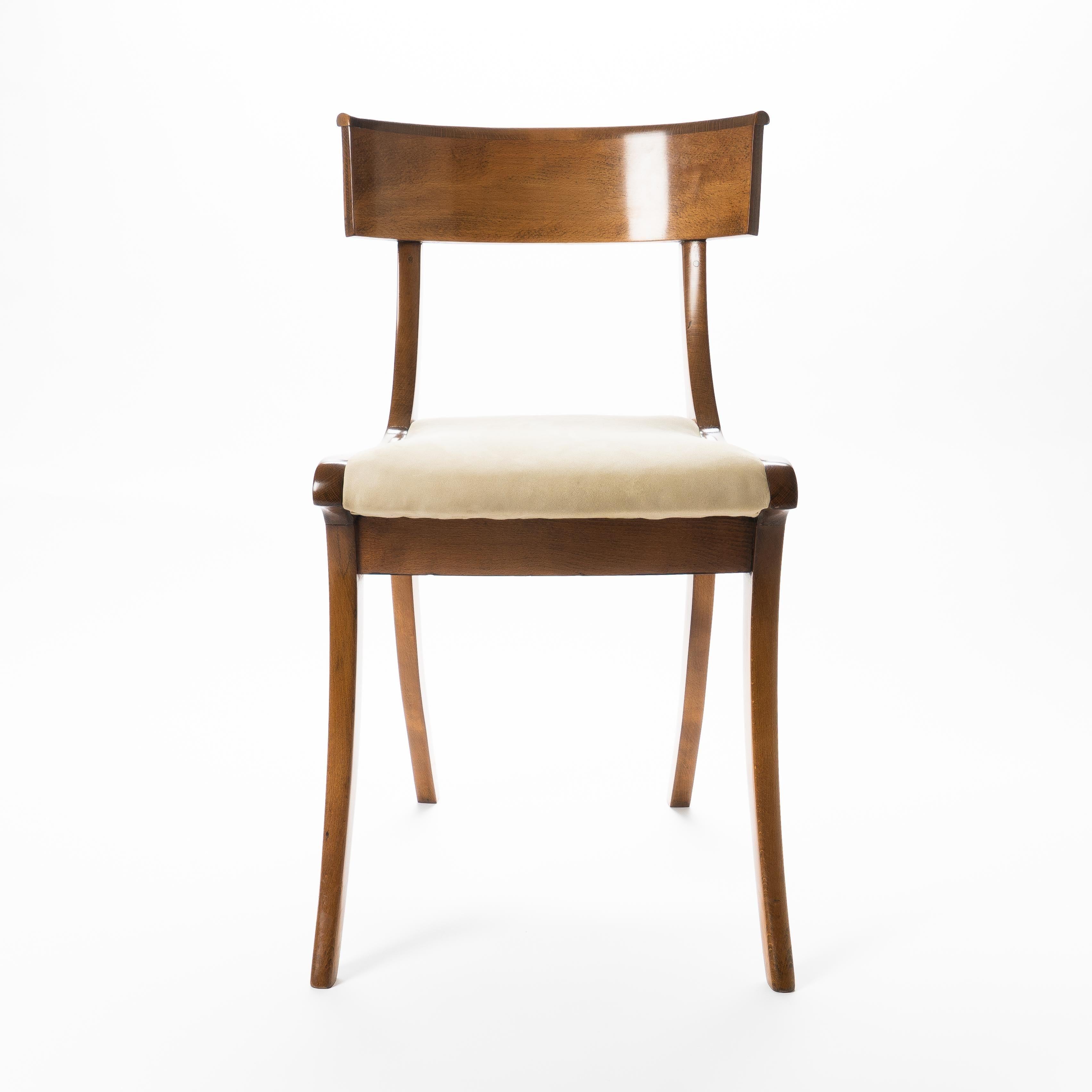Drei säbelförmige Stühle der Form Klismos aus europäischer Buche und Mahagoni mit mit Wildleder gepolsterten Sitzen.
Dänemark, um 1820.