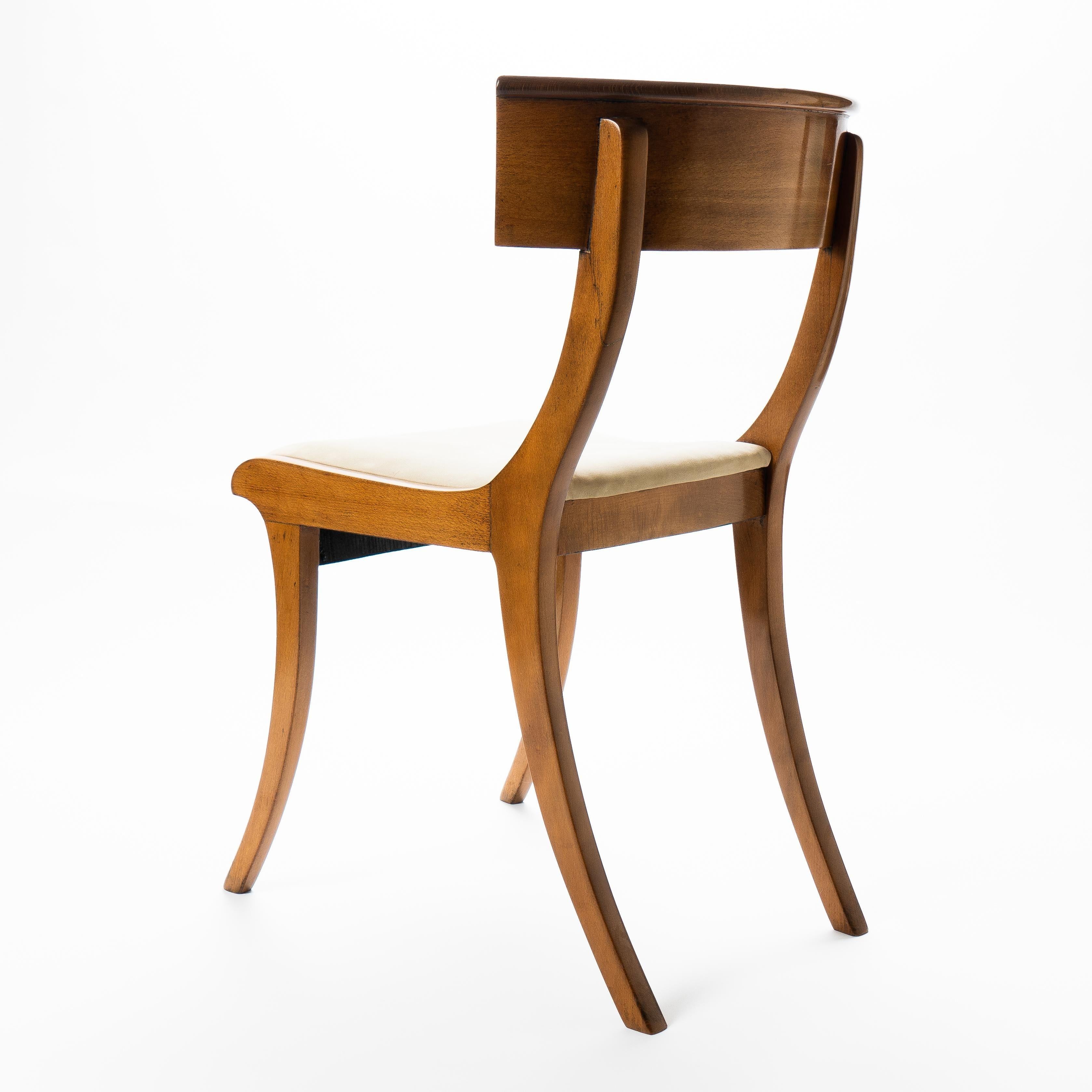 Ensemble de 3 chaises d'appoint à pied sabre de forme Klismos du début du 19e siècle Bon état - En vente à Kenilworth, IL