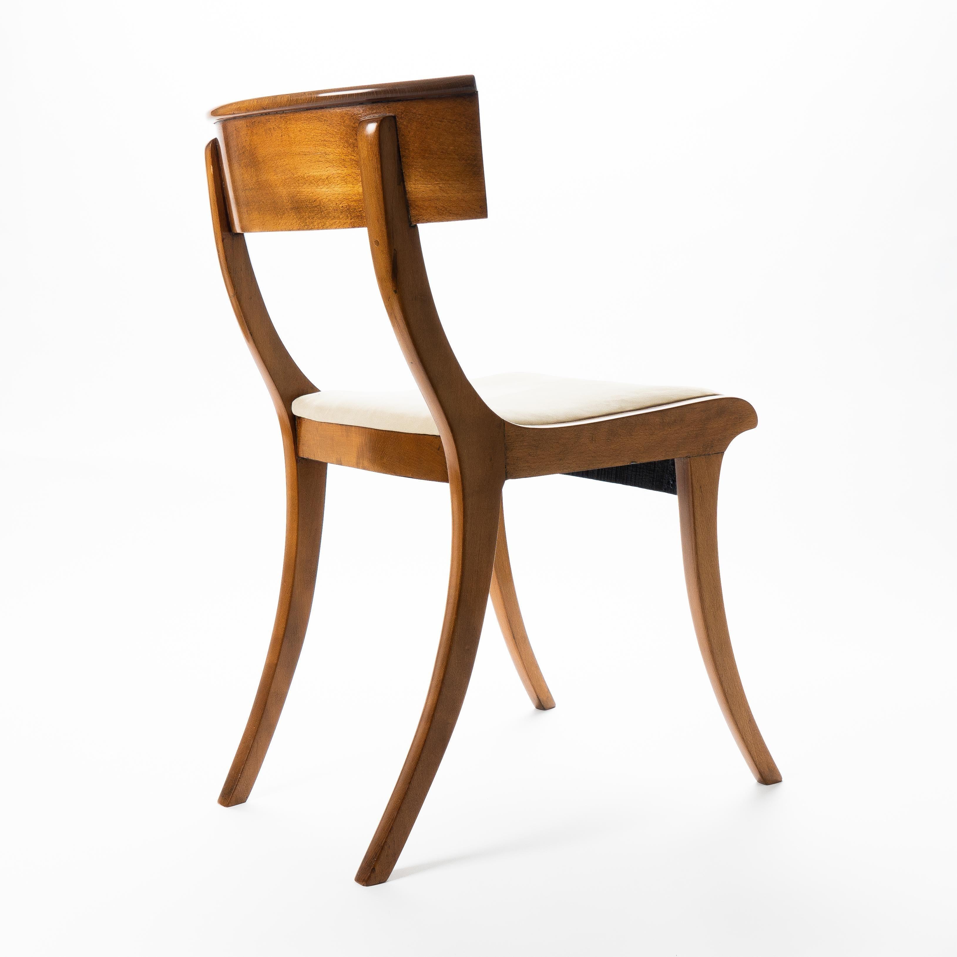 Daim Ensemble de 3 chaises d'appoint à pied sabre de forme Klismos du début du 19e siècle en vente