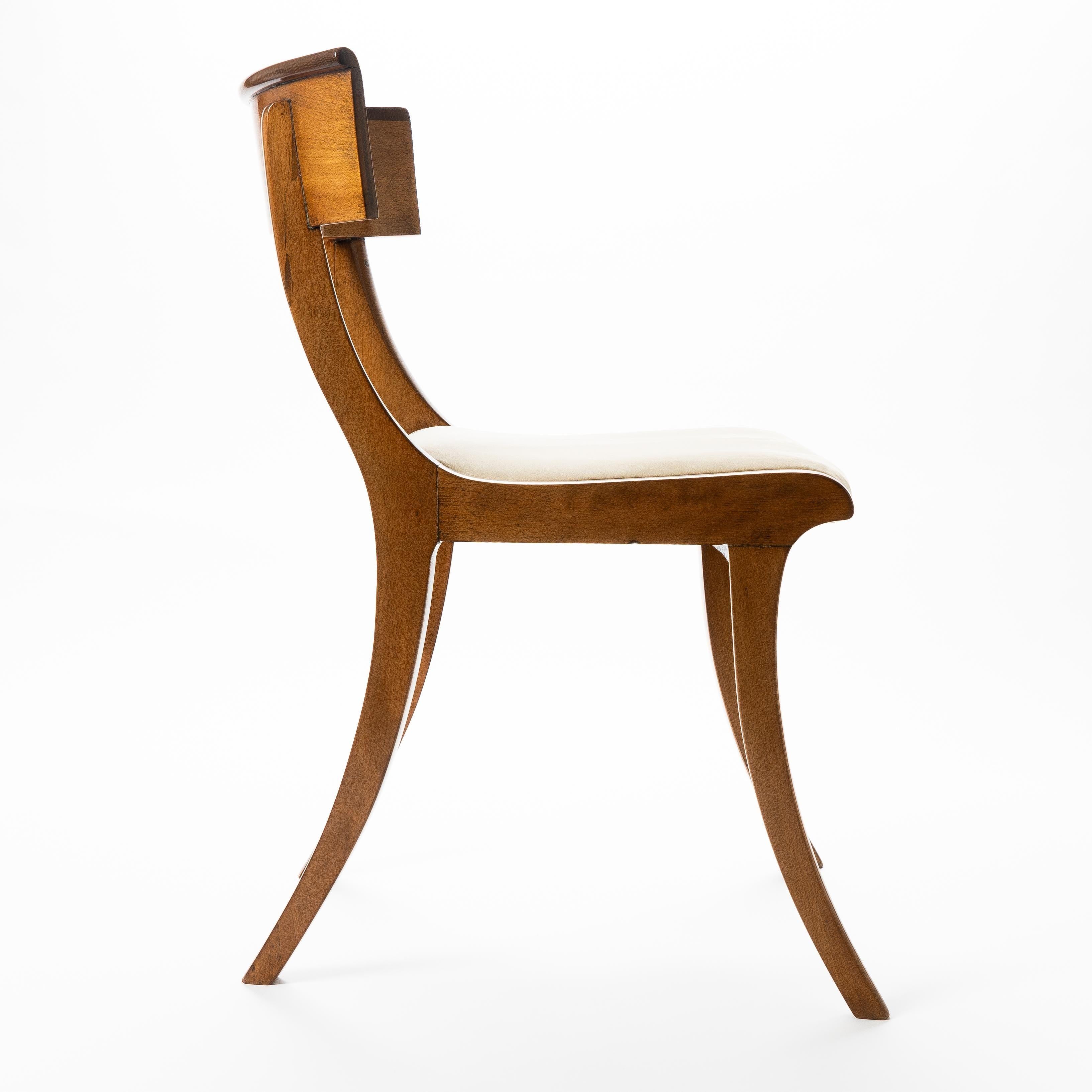 Ensemble de 3 chaises d'appoint à pied sabre de forme Klismos du début du 19e siècle en vente 1
