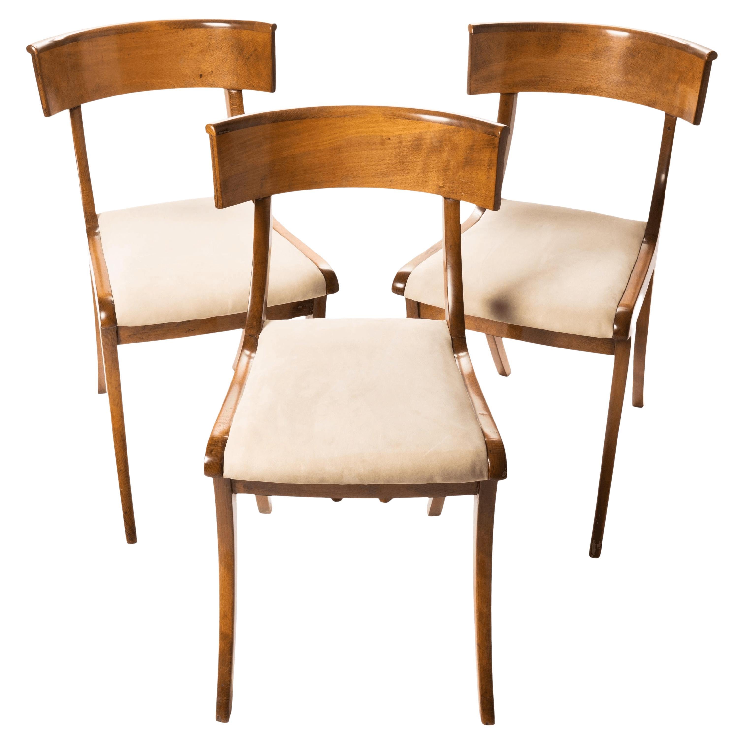 Ensemble de 3 chaises d'appoint à pied sabre de forme Klismos du début du 19e siècle