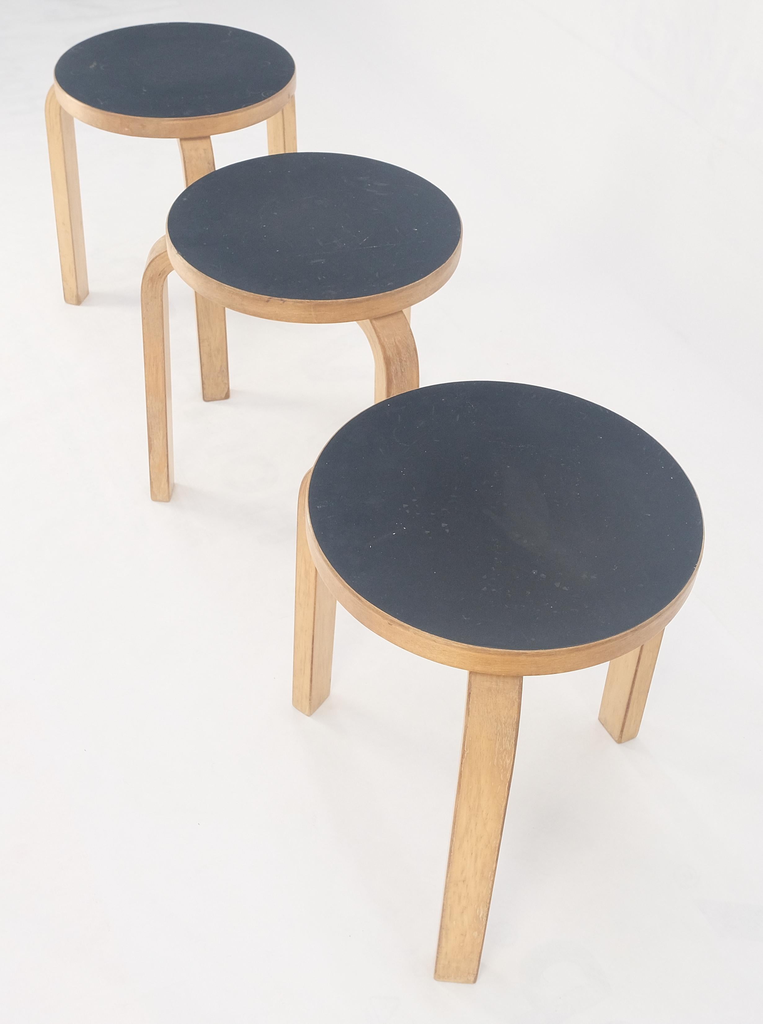 Mid-Century Modern Set of 3 Early Round Nesting Side Occasional Tables by Alvar Aalto Mid Century For Sale