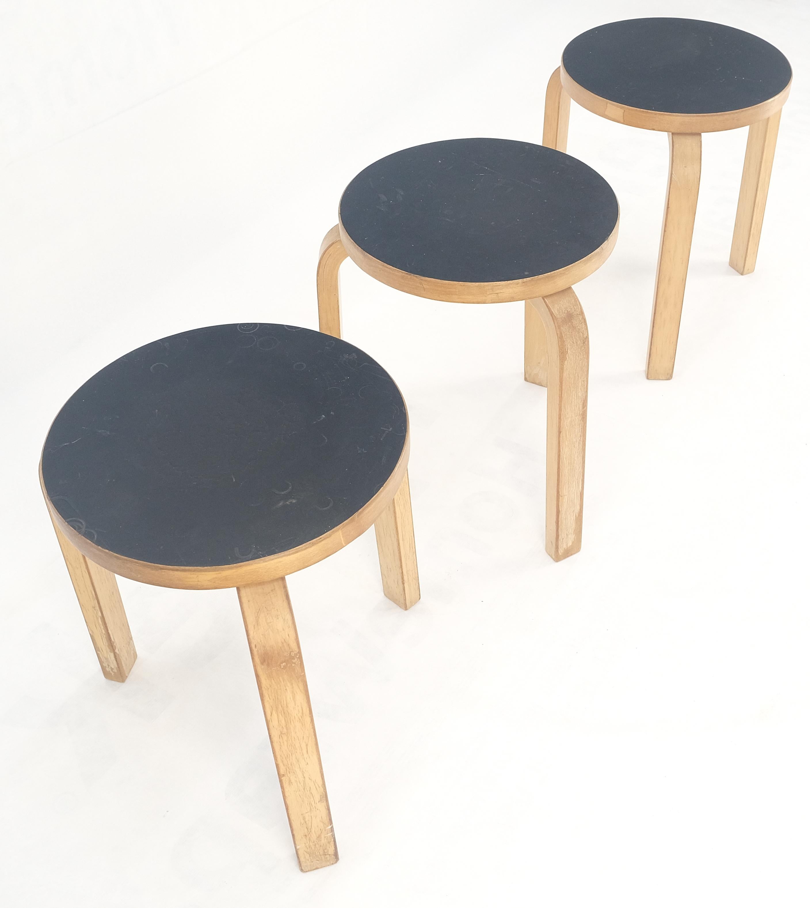 Lacquered Set of 3 Early Round Nesting Side Occasional Tables by Alvar Aalto Mid Century For Sale