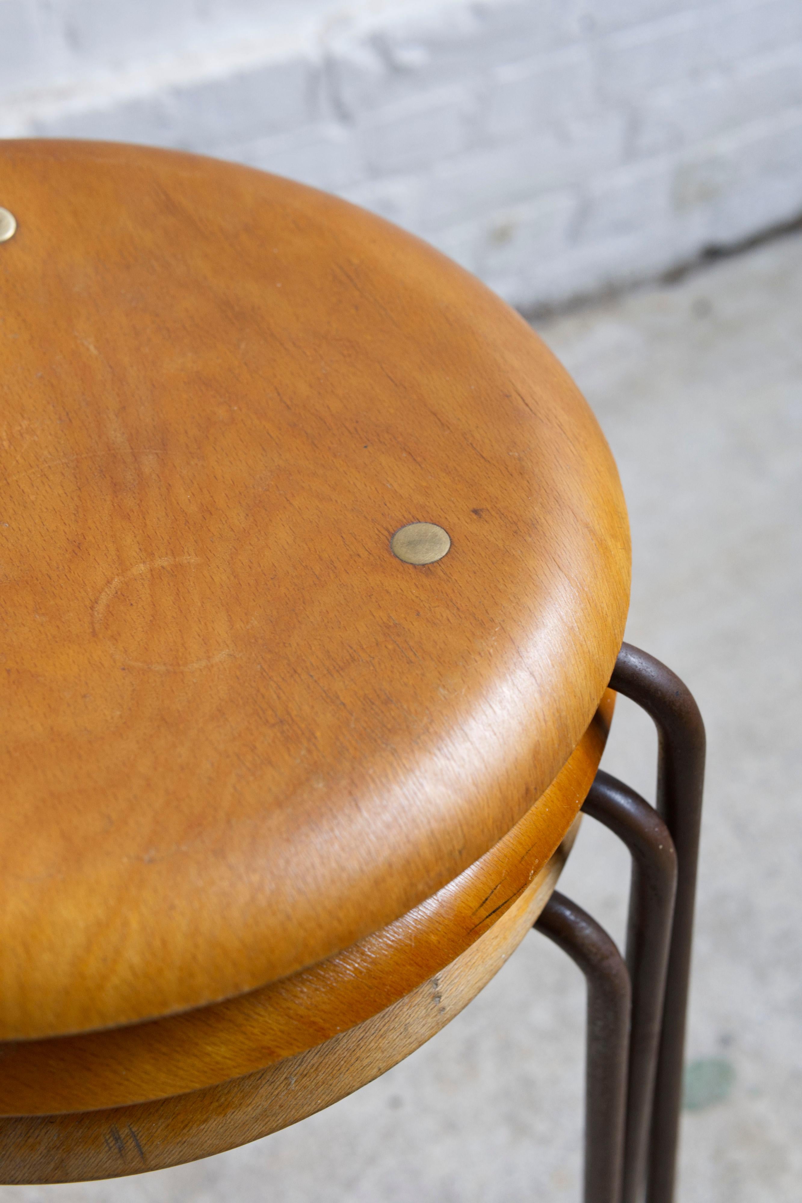 Set di 3 sgabelli a treppiede di Fritz Hansen, teak e rame, Danimarca, anni '60 in vendita 3